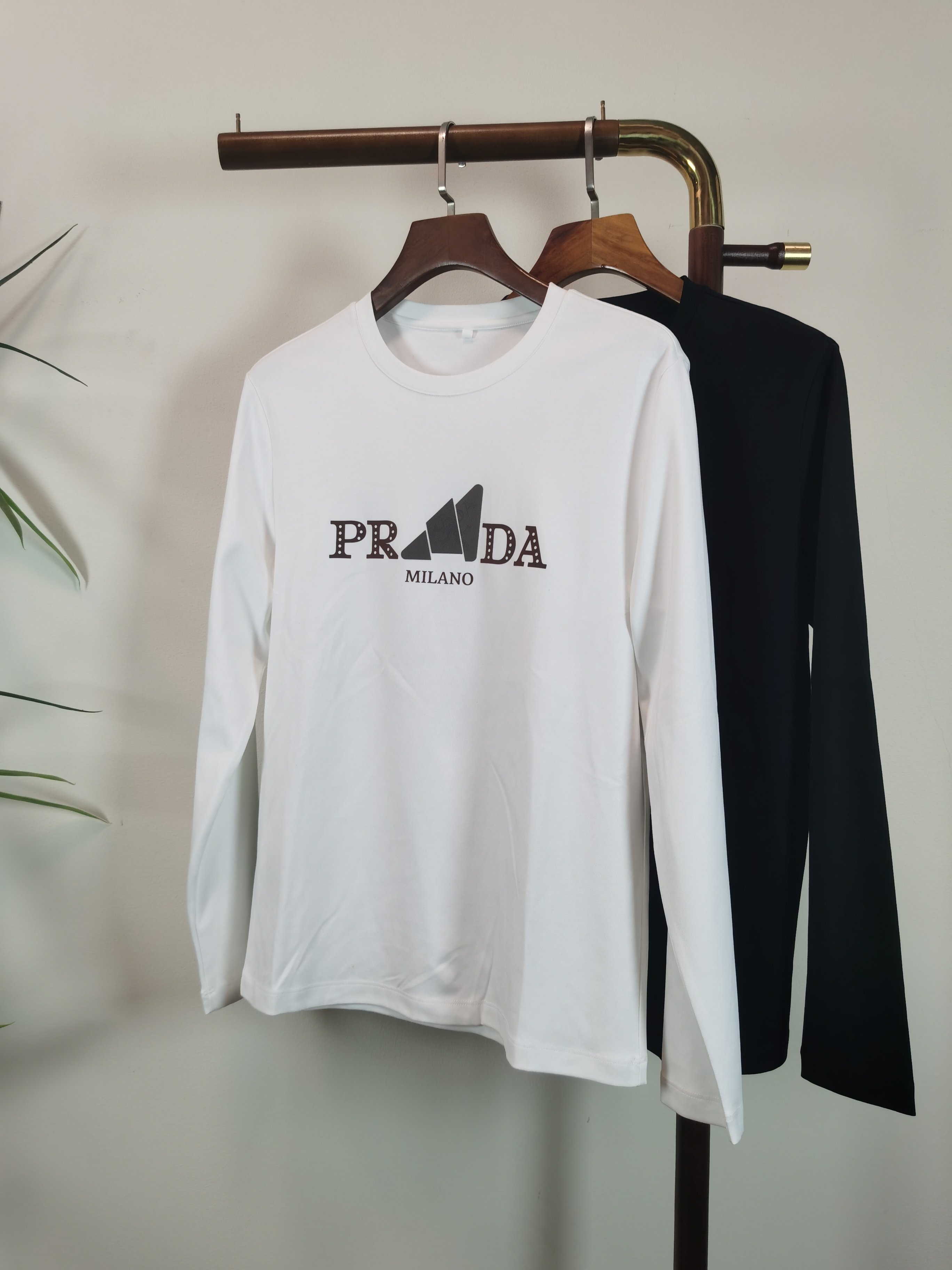 NO:655101,2025 new PRADA Prada exclusive new product men's round neck long-sleeved T-shirt is made of all-purpose materials, soft and delicate. Men's wardrobe is indispensable with basic base shirts. It can be used to match various clothing anytime and anywhere to meet your daily needs. The design of the clothes is very simple and low-key. Dear friends, hurry up and get it. Standard version Color black white  Size M-5XL (can wear up to 215 pounds), prada, prada, tees, t-shirt, alexander wang198609092025新款PRADA 普拉达 独家专供新品 男士圆领长袖T恤 采用全用料 柔软细腻 男人的衣柜都少不了基础打底衫 随时随地都可以拿来搭配各种服饰 满足您日常生活需求 ,衣服设计非常的简洁 ,很是低调的设计 亲们赶紧入手 标准版型 颜色黑色 白色 码数M-5XL（最大可穿215斤）,,prada,prada,tees，t-shirt,alexander wang,Men's clothing