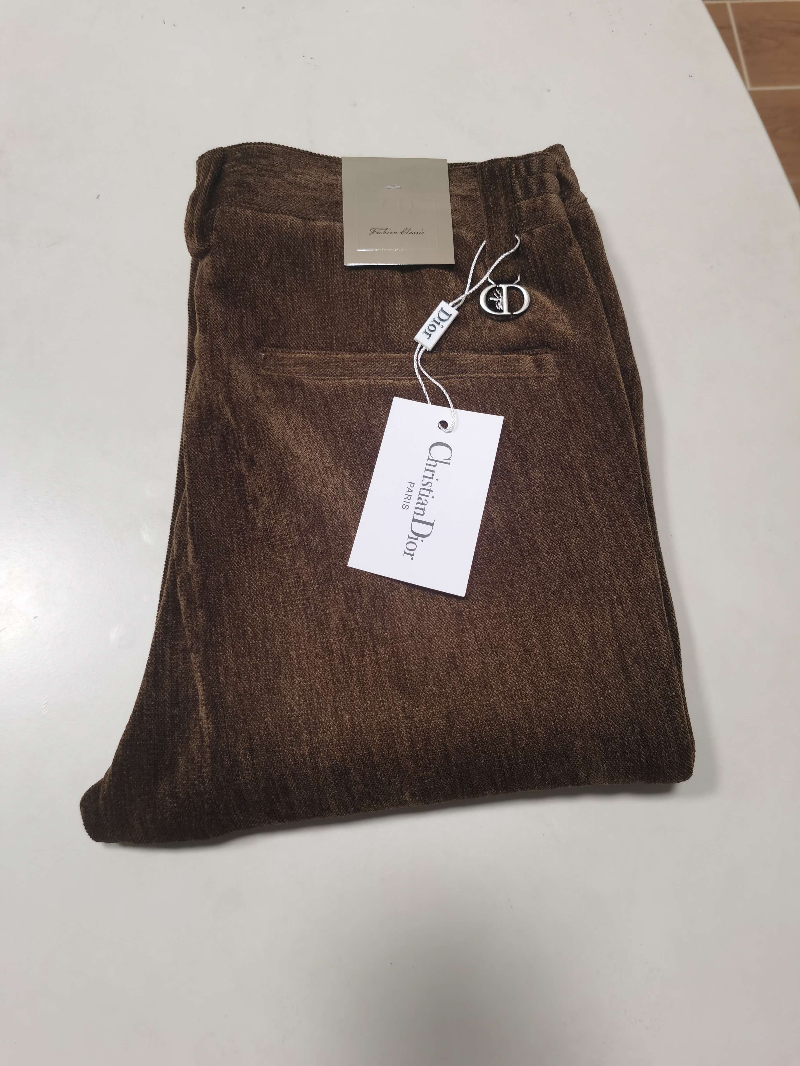 NO:645494,Corduroy casual pants Dior DIOR 2025 autumn and winter latest series of men's straight casual pants!  Made of customer-supplied elastic soft cotton material, soft and delicate, and feels great!  The brand style is clear at a glance!  Minimalist design, no extra exaggerated elements to declare victory, fine details, original custom-made hardware accessories, just the right thickness, easy to control in all weathers, classic color upper body, very energetic, multiple styles of wear, casual business, daily life, fashion trends can be controlled!  The overall style and fashion sense are extremely outstanding, bringing extraordinary clothing taste!  Color coffee code number 29-38, dior, dior, alexander wang19860909灯芯绒休闲裤 迪奥 DIOR 2025秋冬最新系列男士直筒休闲裤！ 采用客供弹力柔棉材质,柔软细腻,手感绝佳！品牌格调一览无余！极简主义设计,没有多余浮夸的元素来宣兵夺主,细节做工精细,五金配件原版定制,厚薄程度也是恰到好处,轻松驾驭各种天气,经典颜色上身很显精气神,多种风格穿搭,休闲商务、日常生活、时尚潮流均可驾驭！整体不论是档次还是时尚感都是极为出色的,带来非凡的衣着品味！ 颜色咖色 码数29-38,,dior,dior,alexander wang,Men's clothing