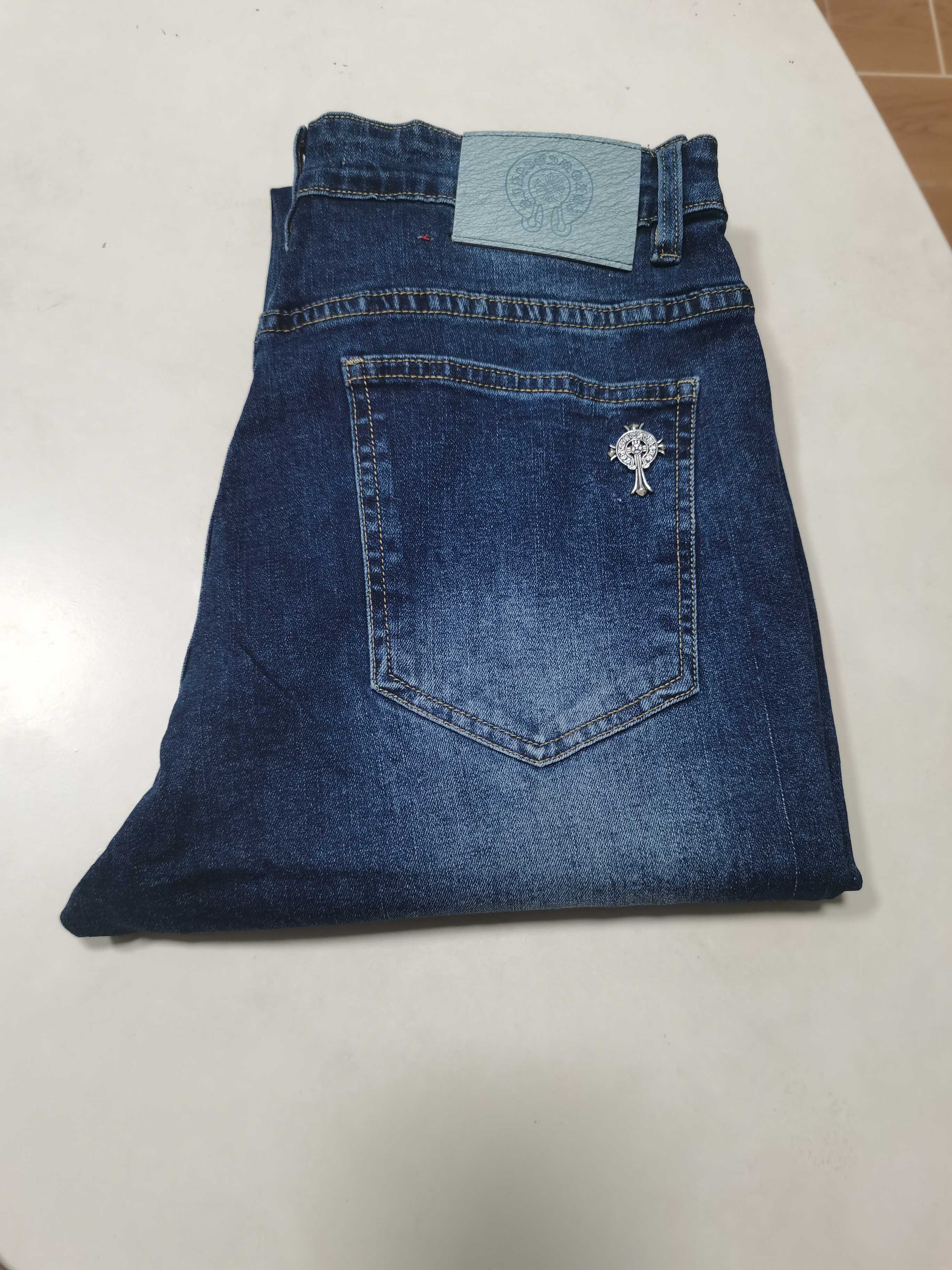 NO:601582,(New hot jeans for autumn and winter) Croxin exclusively offers new jeans, high-end versions!  Custom-made fabrics at the counter are highly breathable and comfortable, with impeccable details and brand element design concepts, reflecting high quality. It feels delicate and soft!  It presents a casual cut and the upper body shape is awesome!  Code number 29-38,,chrome hearts,jeans,alexander wang19860909（秋冬牛仔裤爆款上新） 克罗心 独家专供新款 牛仔裤,高端版本！专柜定制面料 透气舒适度高,细节无可挑剔,品牌元素设计理念,体现高品质.手感细腻柔软！呈现休闲裁剪,上身版型超赞！ 码数29-38,,chrome hearts,jeans,alexander wang,Men's clothing