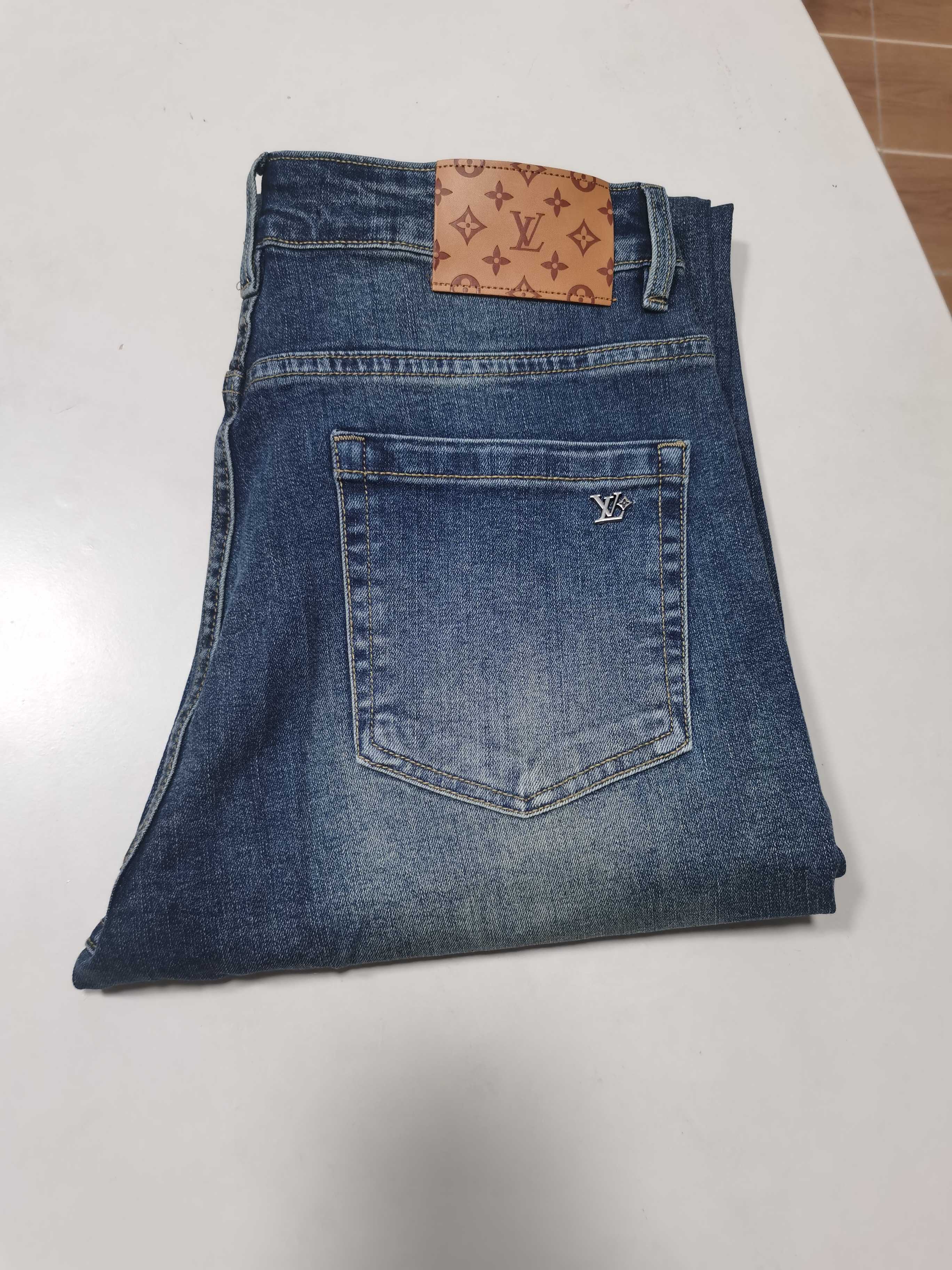 NO:655162,(New hot jeans for autumn and winter) Louis Vuitton LV exclusive new jeans, high-end version!  Custom-made fabrics at the counter are highly breathable and comfortable, with impeccable details and brand element design concepts, reflecting high quality. It feels delicate and soft!  It presents a casual cut and the upper body shape is awesome!  Code number 29-38,,louis vuitton,louis vuitton,jeans,alexander wang19860909（秋冬牛仔裤爆款上新） 路易威登 LV 独家专供新款 牛仔裤,高端版本！专柜定制面料 透气舒适度高,细节无可挑剔,品牌元素设计理念,体现高品质.手感细腻柔软！呈现休闲裁剪,上身版型超赞！ 码数29-38,,louis vuitton,louis vuitton,jeans,alexander wang,Men's clothing