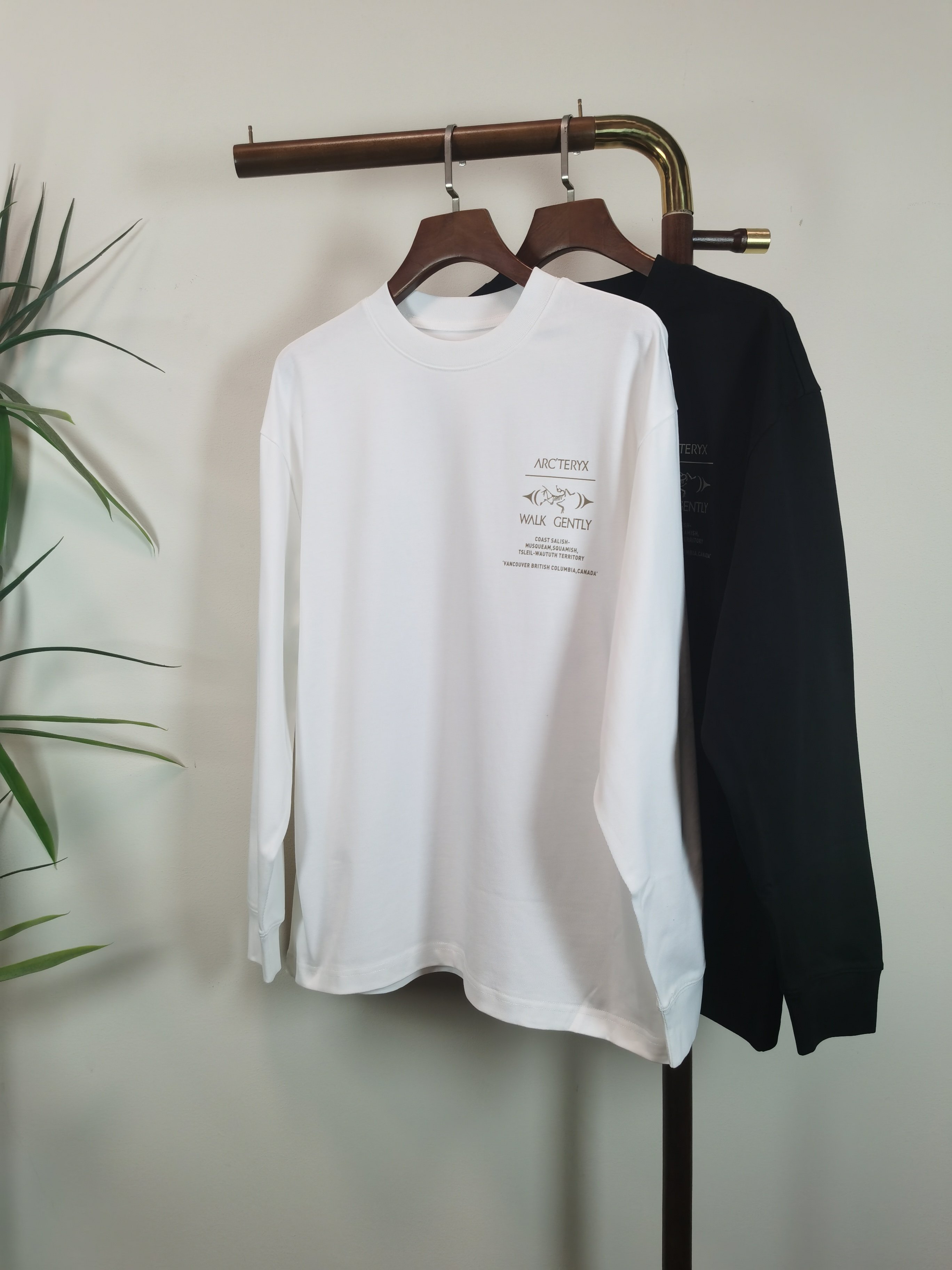 NO:601580,The new ARC’TERYX is an exclusive new product. Men’s round neck long-sleeved T-shirt is made of 100% cotton fabric. It is soft and delicate. A basic base shirt is indispensable in a man’s wardrobe. It can be used to match various clothing anytime and anywhere to meet your daily needs. The design of the clothes is very simple and low-key. Dear friends, hurry up and get it. Standard version Color black white Size M-3XL, arc'teryx, tees, t-shirt, alexander wang19860909新款ARC’TERYX 始祖鸟 独家专供新品 男士圆领长袖T恤 采用全棉面料 柔软细腻 男人的衣柜都少不了基础打底衫 随时随地都可以拿来搭配各种服饰 满足您日常生活需求 ,衣服设计非常的简洁 ,很是低调的设计 亲们赶紧入手 标准版型 颜色黑色 白色 码数M-3XL,arc'teryx,tees，t-shirt,alexander wang,Men's clothing