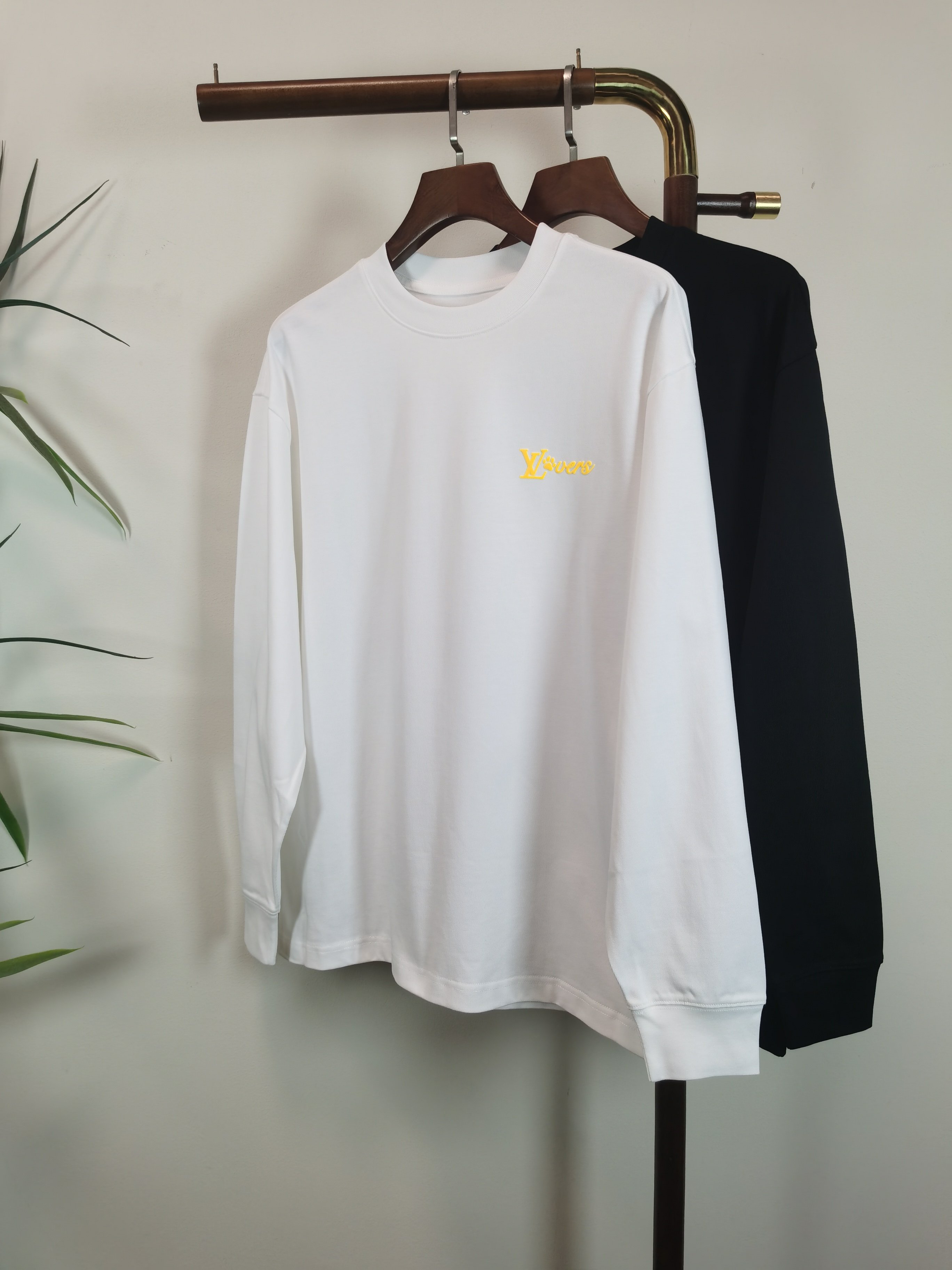 NO:601575,The new LV Louis Vuitton exclusive new product. Men's round neck long-sleeved T-shirt. Made of 100% cotton fabric. Soft and delicate. A basic base shirt is indispensable in men's wardrobe. It can be used to match various clothing anytime and anywhere to meet your daily needs. The design of the clothes is very simple and low-key. Dear friends, hurry up and get it. Standard version. Color black white. Size M-3XL, Louis Vuitton, Louis  vuitton,tees,t-shirt,alexander wang19860909新款LV 路易威登 独家专供新品 男士圆领长袖T恤 采用全棉面料 柔软细腻 男人的衣柜都少不了基础打底衫 随时随地都可以拿来搭配各种服饰 满足您日常生活需求 ,衣服设计非常的简洁 ,很是低调的设计 亲们赶紧入手 标准版型 颜色黑色 白色 码数M-3XL,,louis vuitton,louis vuitton,tees，t-shirt,alexander wang,Men's clothing