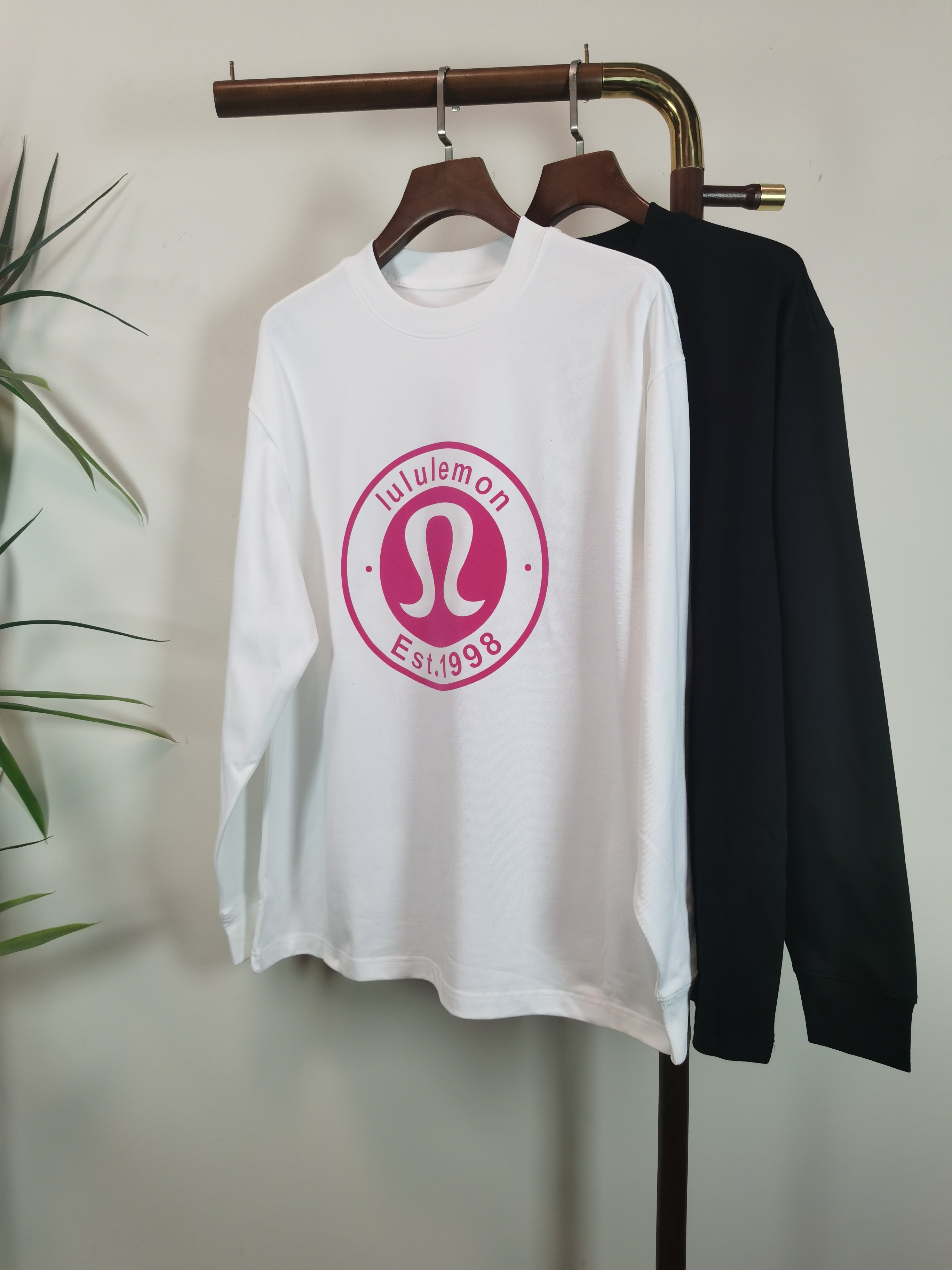 NO:601572,The new LULUEMON exclusive new product. Men's round neck long-sleeved T-shirt. Made of 100% cotton fabric. Soft and delicate. A basic base layer shirt is indispensable in a man's wardrobe. It can be used to match various clothing anytime and anywhere to meet your daily needs. The design of the clothes is very simple and low-key. Dear friends, hurry up and get it. Standard version. Color: black. White. Size: M-3XL,,tees,t-shirt,alexander wang19860909新款LULUEMON 露露 独家专供新品 男士圆领长袖T恤 采用全棉面料 柔软细腻 男人的衣柜都少不了基础打底衫 随时随地都可以拿来搭配各种服饰 满足您日常生活需求 ,衣服设计非常的简洁 ,很是低调的设计 亲们赶紧入手 标准版型 颜色黑色 白色 码数M-3XL,,tees，t-shirt,alexander wang,Men's clothing