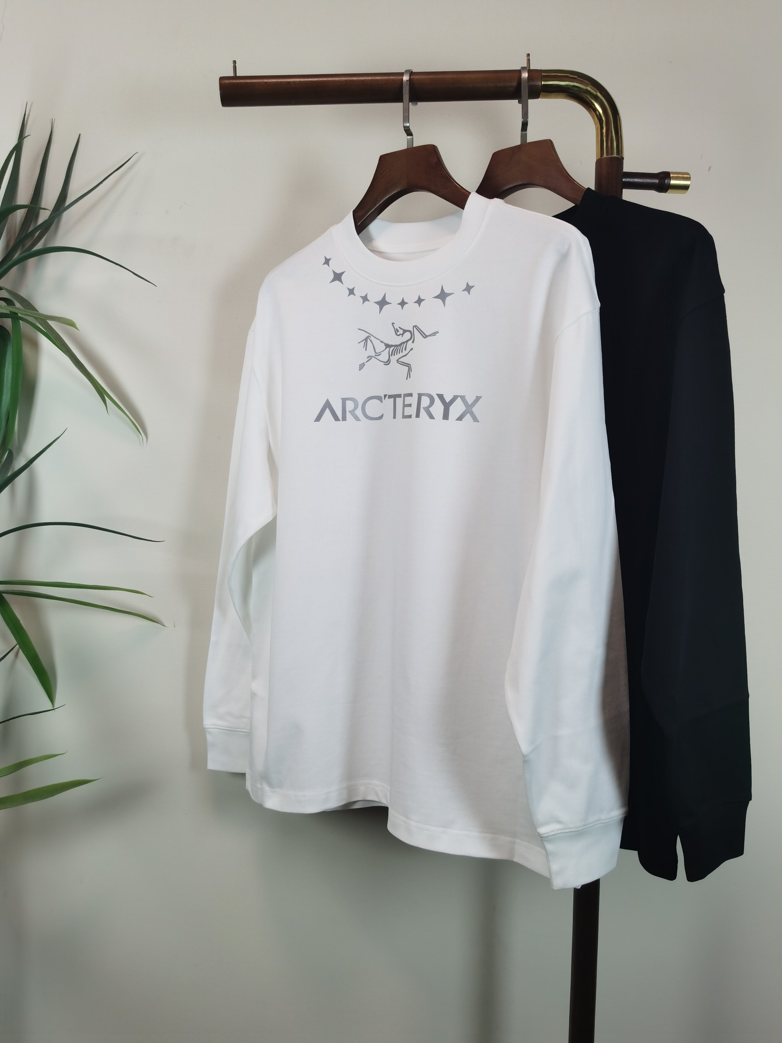 NO:601569,The new ARC’TERYX is an exclusive new product. Men’s round neck long-sleeved T-shirt is made of 100% cotton fabric. It is soft and delicate. A basic base shirt is indispensable in a man’s wardrobe. It can be used to match various clothing anytime and anywhere to meet your daily needs. The design of the clothes is very simple and low-key. Dear friends, hurry up and get it. Standard version Color black white Size M-3XL, arc'teryx, tees, t-shirt, alexander wang19860909新款ARC’TERYX 始祖鸟 独家专供新品 男士圆领长袖T恤 采用全棉面料 柔软细腻 男人的衣柜都少不了基础打底衫 随时随地都可以拿来搭配各种服饰 满足您日常生活需求 ,衣服设计非常的简洁 ,很是低调的设计 亲们赶紧入手 标准版型 颜色黑色 白色 码数M-3XL,arc'teryx,tees，t-shirt,alexander wang,Men's clothing