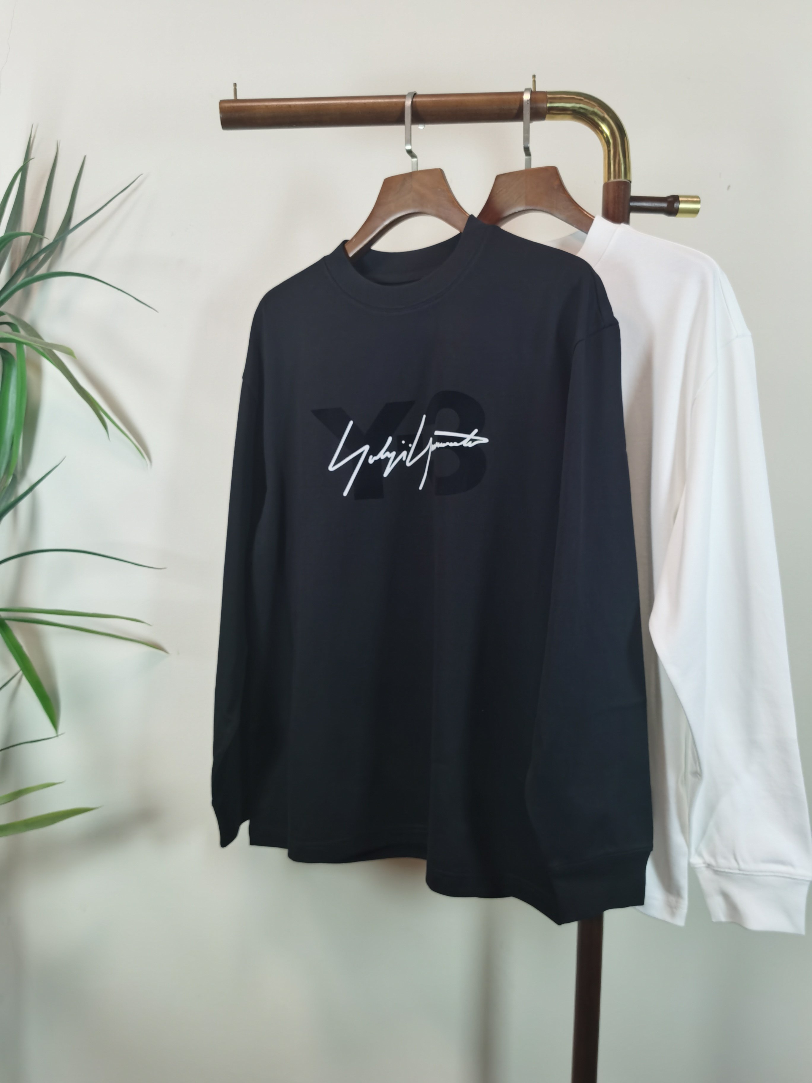 NO:601592,New Y-3 Yohji Yamamoto's exclusive new product. Men's round neck long-sleeved T-shirt. Made of 100% cotton fabric. Soft and delicate. A basic base layer shirt is indispensable in men's wardrobe. It can be used to match various clothing anytime and anywhere to meet your daily needs. The design of the clothes is very simple and low-key. Dear friends, hurry up and get it. Standard version. Color: black. White. Size: M-3XL,,tees,t-shirt,alexander wang19860909新款Y-3 山本耀司 独家专供新品 男士圆领长袖T恤 采用全棉面料 柔软细腻 男人的衣柜都少不了基础打底衫 随时随地都可以拿来搭配各种服饰 满足您日常生活需求 ,衣服设计非常的简洁 ,很是低调的设计 亲们赶紧入手 标准版型 颜色黑色 白色 码数M-3XL,,tees，t-shirt,alexander wang,Men's clothing