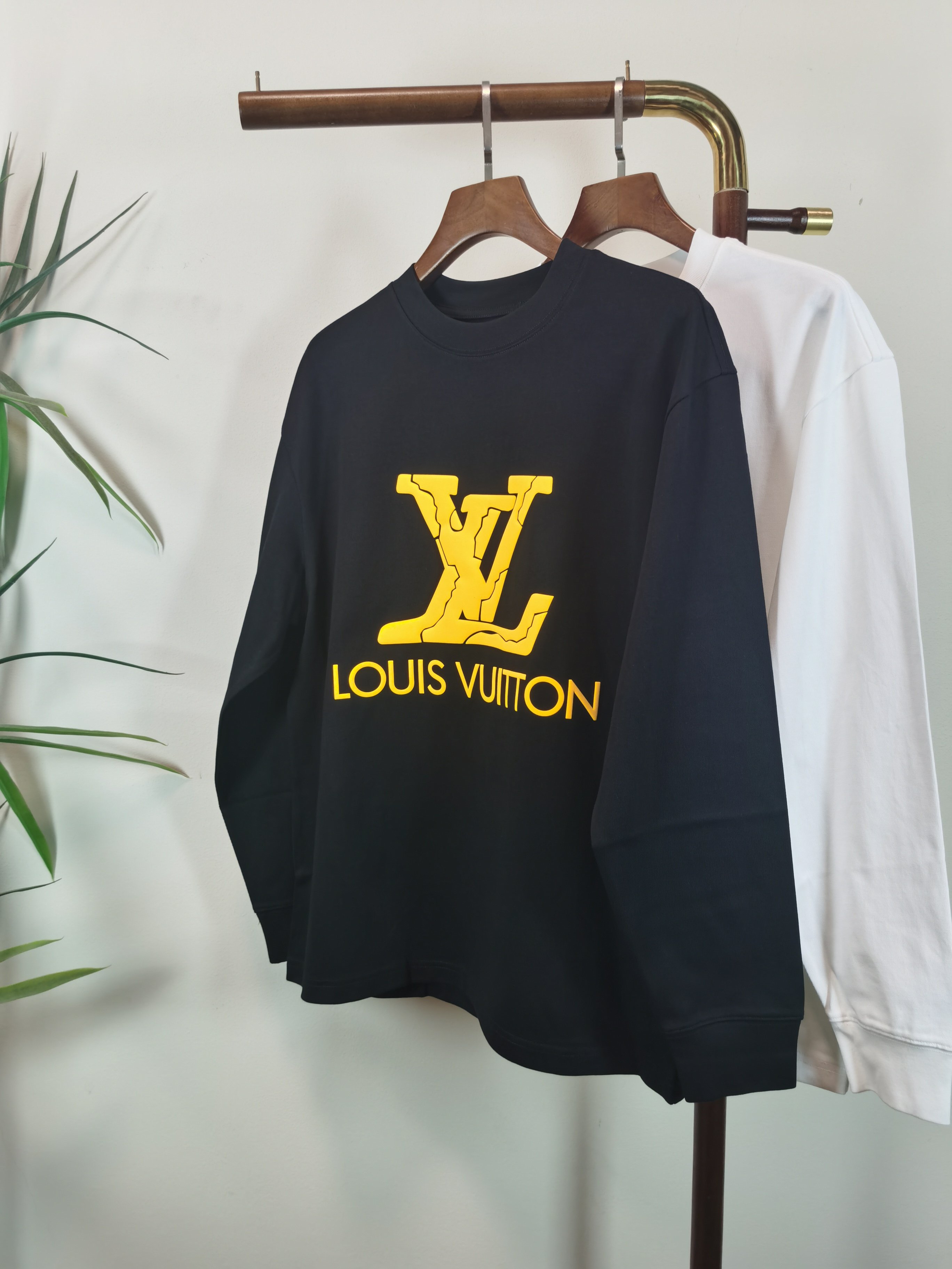 NO:601586,The new LV Louis Vuitton exclusive new product. Men's round neck long-sleeved T-shirt. Made of 100% cotton fabric. Soft and delicate. A basic base shirt is indispensable in men's wardrobe. It can be used to match various clothing anytime and anywhere to meet your daily needs. The design of the clothes is very simple and low-key. Dear friends, hurry up and get it. Standard version. Color: black. White. Size: M-3XL, Louis Vuitton, Louis  vuitton,tees,t-shirt,alexander wang19860909新款LV 路易威登 独家专供新品 男士圆领长袖T恤 采用全棉面料 柔软细腻 男人的衣柜都少不了基础打底衫 随时随地都可以拿来搭配各种服饰 满足您日常生活需求 ,衣服设计非常的简洁 ,很是低调的设计 亲们赶紧入手 标准版型 颜色黑色 白色 码数M-3XL,,louis vuitton,louis vuitton,tees，t-shirt,alexander wang,Men's clothing