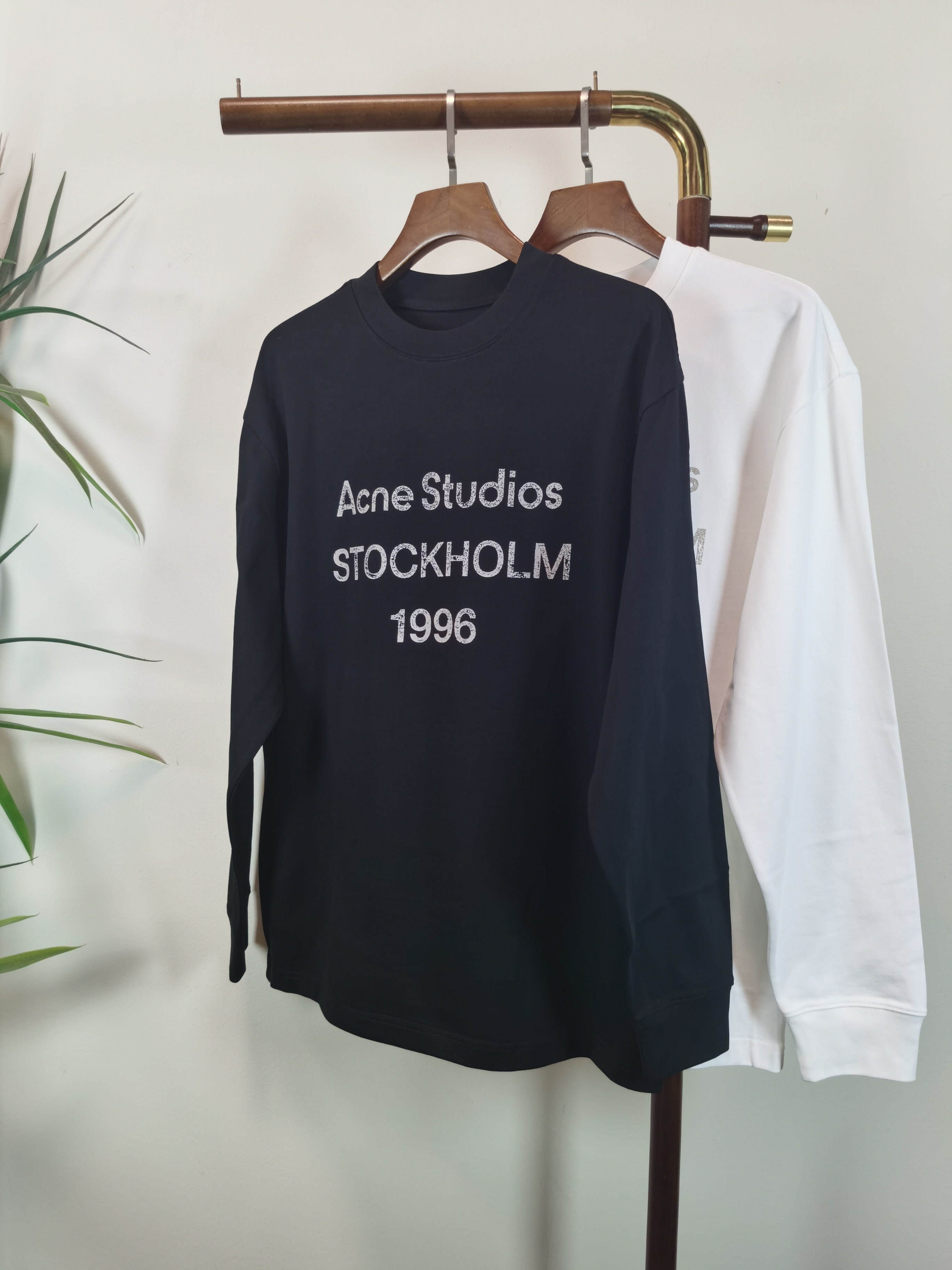 NO:601583,The new ACNE STUDIOS1986 exclusive new product. Men's round neck long-sleeved T-shirt. Made of 100% cotton fabric. Soft and delicate. A basic base shirt is indispensable in a man's wardrobe. It can be used to match various clothing anytime and anywhere to meet your daily needs. The design of the clothes is very simple and low-key. Dear friends, hurry up and get it. Standard version. Color black white. Size M-3XL, Acne studios, dior, tees, t-shirt, alexander  wang19860909新款ACNE STUDIOS1986 独家专供新品 男士圆领长袖T恤 采用全棉面料 柔软细腻 男人的衣柜都少不了基础打底衫 随时随地都可以拿来搭配各种服饰 满足您日常生活需求 ,衣服设计非常的简洁 ,很是低调的设计 亲们赶紧入手 标准版型 颜色黑色 白色 码数M-3XL,,acne studios,dior,tees，t-shirt,alexander wang,Men's clothing