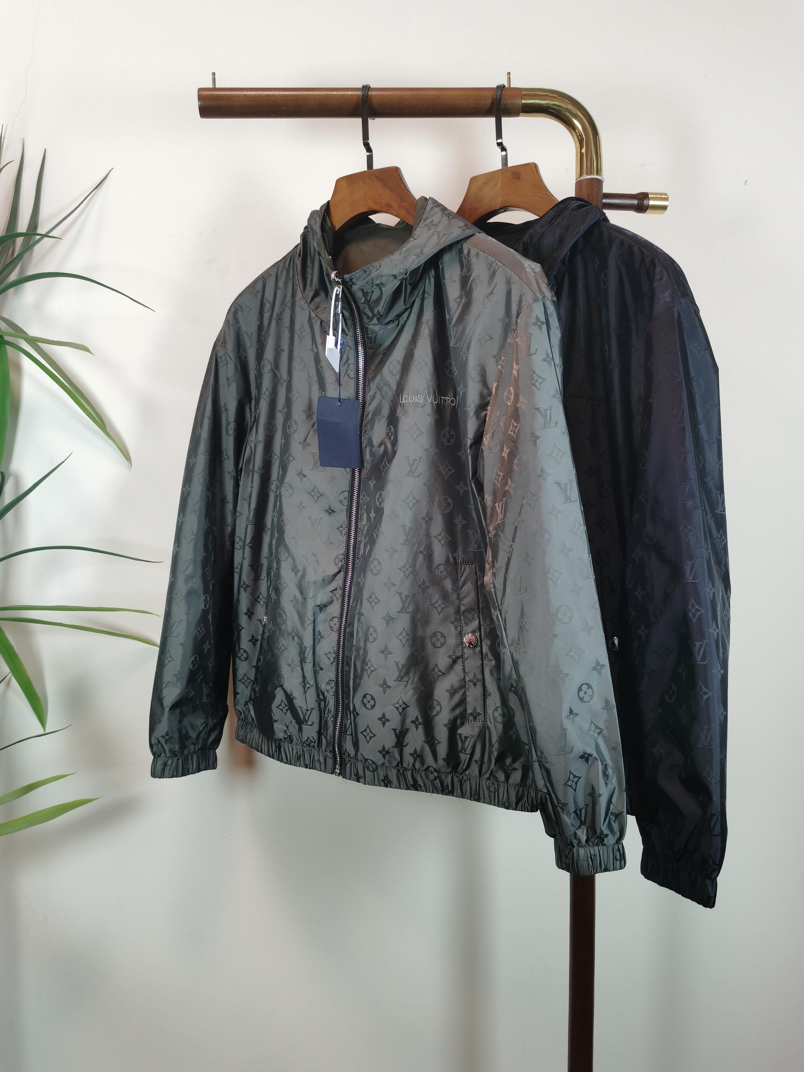 NO:655168,(Reversible jacket) LV Louis Vuitton 2025 autumn and winter new men's reversible logo jacket, fashionable and casual high-end version!  Custom-made fabrics at the counter are highly breathable and comfortable, with impeccable details and brand element design concepts, reflecting high quality. It feels delicate and soft!  It presents a casual cut and the upper body shape is awesome!  Color Green Black Size M-3XL,,louis vuitton,louis vuitton,jackets & coats,jackets & coats,alexander wang19860909（双面穿外套） LV 路易威登 2025秋冬新款男士双面穿logo夹克外套,时尚休闲高端版本！专柜定制面料 透气舒适度高,细节无可挑剔,品牌元素设计理念,体现高品质.手感细腻柔软！呈现休闲裁剪,上身版型超赞！ 颜色绿色 黑色 码数M-3XL,,louis vuitton,louis vuitton,jackets & coats,jackets & coats,alexander wang,Men's clothing