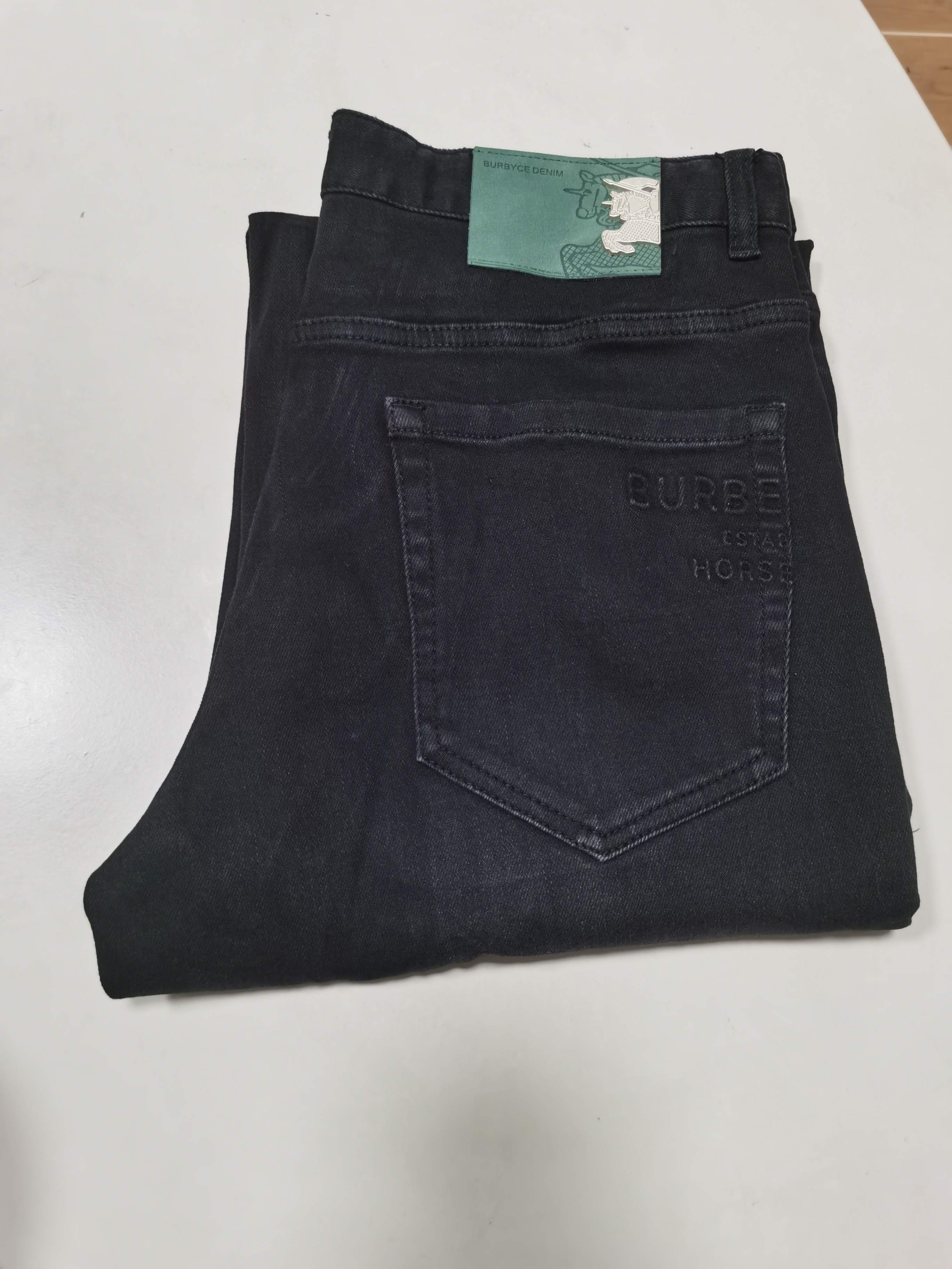 NO:655171,25 new autumn and winter jeans are available!  BURBERRY exclusively offers new jeans, high-end version!  Custom-made fabrics at the counter are highly breathable and comfortable, with impeccable details and brand element design concepts, reflecting high quality. It feels delicate and soft!  It presents a casual cut and the upper body shape is awesome!  Code number 29-40,,burberry,burberry,jeans,alexander wang1986090925秋冬新款牛仔裤上新！ BURBERRY巴宝莉 独家专供新款 牛仔裤,高端版本！专柜定制面料 透气舒适度高,细节无可挑剔,品牌元素设计理念,体现高品质.手感细腻柔软！呈现休闲裁剪,上身版型超赞！ 码数29-40,,burberry,burberry,jeans,alexander wang,Men's clothing