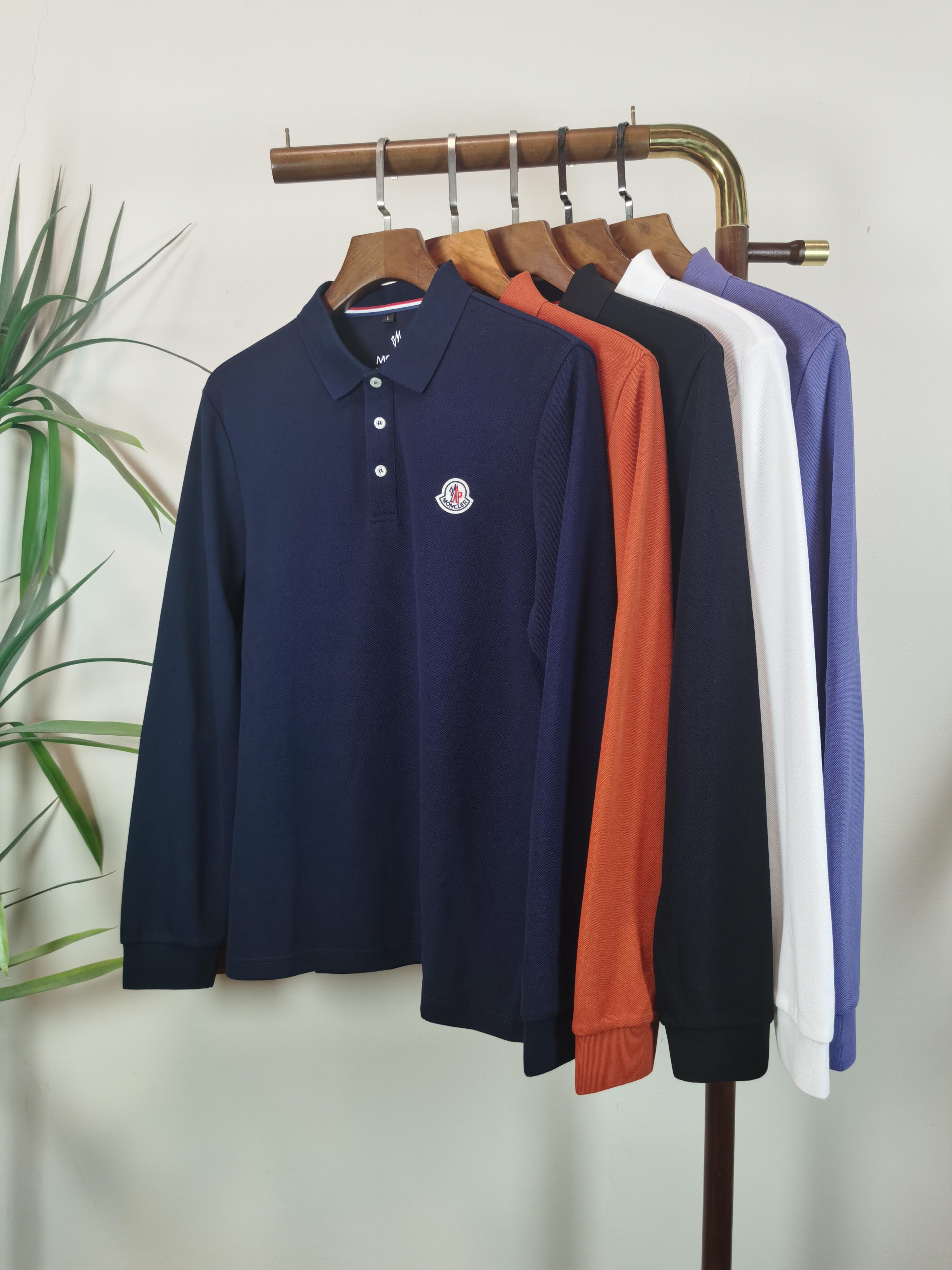 NO:645484,MONCLER 2025FW new product  Light luxury men's lapel long-sleeved T-shirt# Selected imported cotton is made of high-density technology. It feels delicate and soft, skin-friendly and comfortable, breathable and sweat-absorbent, and has excellent moisture-wicking properties. It will be softer and skin-friendly after washing. The superior elasticity can better fit the body shape and outline the burly lines, raising the comfort to a new level. And this style is very suitable for this season. It is skin-friendly and warm to wear, and it can be worn alone as a base layer. It is also very fashionable and fashionable!  !  !  The concise style is meticulous and the clean tailoring simply adds a lot of points to the whole. It is a must-have piece for the wardrobe. This solid color style is the most attractive and is the best choice for daily commuting and leisure vacations!  !  Color (5 colors optional) Size M-3XL, Moncler, tees, t-shirt, alexander wang19860909蒙口 MONCLER 2025FW新品 轻奢男士翻领长袖T恤衫#精选客供进口棉采用高密度工艺打造而成,手感细腻柔软,亲肤舒适,透气吸汗,排湿性也是绝佳,清洗过后会更加柔和亲肤,优越的弹力能更好的贴合身形勾勒出魁梧的线条,将舒适度提升至全新高度,并且此款是非常符合这个季节穿着的一款,穿着亲肤又温暖,即可单穿直接当打底也是非常时尚洋气的！！！ 简洁的版型一丝不苟,干净利落的裁剪简直就是为整体加分不少 ,完全是属于衣柜必备的一件了,这种纯色的款式是最耐看的,日常通勤,休闲度假都是最佳选择！！ 颜色（5色可选） 尺码M-3XL,,Moncler,tees，t-shirt,alexander wang,Men's clothing