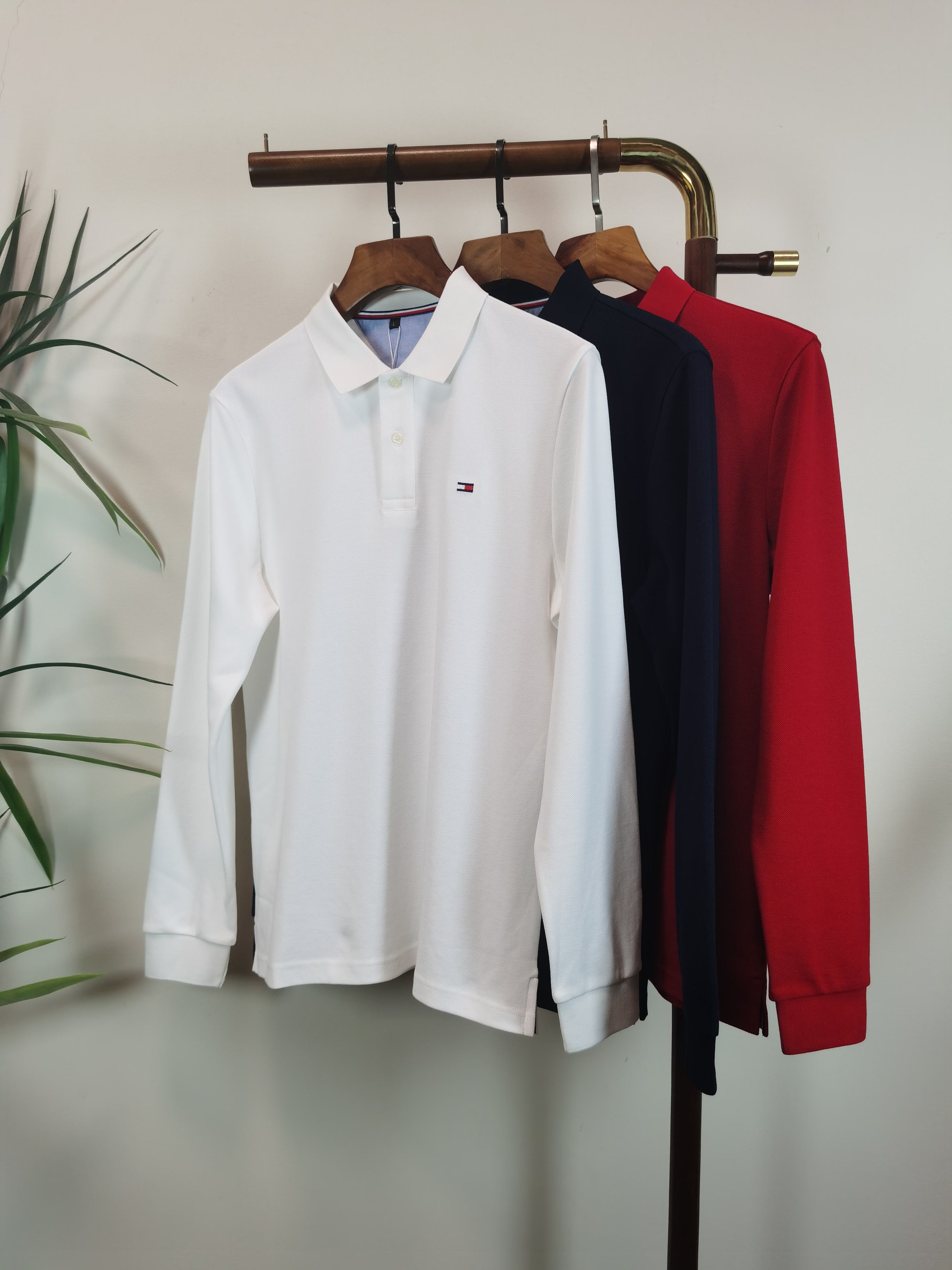 NO:645482,TOMMY 2025FW new products  Light luxury men's lapel long-sleeved T-shirt# Selected imported cotton is made of high-density technology. It feels delicate and soft, skin-friendly and comfortable, breathable and sweat-absorbent, and has excellent moisture-wicking properties. It will be softer and skin-friendly after washing. The superior elasticity can better fit the body shape and outline the burly lines, raising the comfort to a new level. And this style is very suitable for this season. It is skin-friendly and warm to wear, and it can be worn alone as a base layer. It is also very fashionable and fashionable!  !  !  The concise style is meticulous and the clean tailoring simply adds a lot of points to the whole. It is a must-have piece for the wardrobe. This solid color style is the most attractive and is the best choice for daily commuting and leisure vacations!  !  Color (3 colors optional) Size M-3XL,,tom ford,tees,t-shirt,alexander wang19860909TOMMY 2025FW新品 轻奢男士翻领长袖T恤衫#精选客供进口棉采用高密度工艺打造而成,手感细腻柔软,亲肤舒适,透气吸汗,排湿性也是绝佳,清洗过后会更加柔和亲肤,优越的弹力能更好的贴合身形勾勒出魁梧的线条,将舒适度提升至全新高度,并且此款是非常符合这个季节穿着的一款,穿着亲肤又温暖,即可单穿直接当打底也是非常时尚洋气的！！！ 简洁的版型一丝不苟,干净利落的裁剪简直就是为整体加分不少 ,完全是属于衣柜必备的一件了,这种纯色的款式是最耐看的,日常通勤,休闲度假都是最佳选择！！ 颜色（3色可选） 尺码M-3XL,,tom ford,tees，t-shirt,alexander wang,Men's clothing