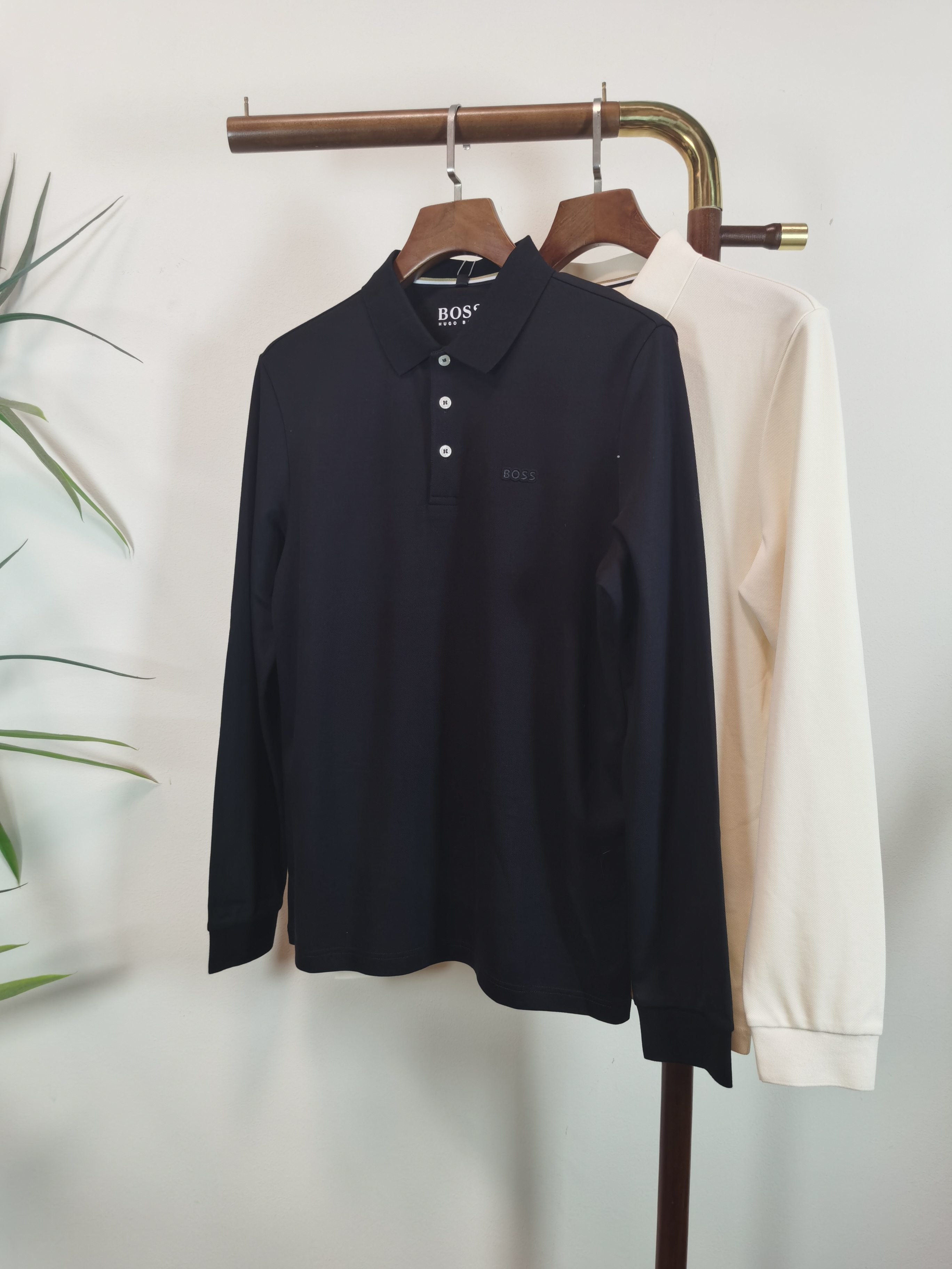 NO:645463,Boss 2025FW new products  Light luxury men's lapel long-sleeved T-shirt# Selected imported cotton is made of high-density technology. It feels delicate and soft, skin-friendly and comfortable, breathable and sweat-absorbent, and has excellent moisture-wicking properties. It will be softer and skin-friendly after washing. The superior elasticity can better fit the body shape and outline the burly lines, raising the comfort to a new level. And this style is very suitable for this season. It is skin-friendly and warm to wear, and it can be worn alone as a base layer. It is also very fashionable and fashionable!  !  !  The concise style is meticulous and the clean tailoring simply adds a lot of points to the whole. It is a must-have piece for the wardrobe. This solid color style is the most attractive and is the best choice for daily commuting and leisure vacations!  !  Color (2 colors optional) Size M-3XL, tees, t-shirt, alexander wang19860909boss 波士 2025FW新品 轻奢男士翻领长袖T恤衫#精选客供进口棉采用高密度工艺打造而成,手感细腻柔软,亲肤舒适,透气吸汗,排湿性也是绝佳,清洗过后会更加柔和亲肤,优越的弹力能更好的贴合身形勾勒出魁梧的线条,将舒适度提升至全新高度,并且此款是非常符合这个季节穿着的一款,穿着亲肤又温暖,即可单穿直接当打底也是非常时尚洋气的！！！ 简洁的版型一丝不苟,干净利落的裁剪简直就是为整体加分不少 ,完全是属于衣柜必备的一件了,这种纯色的款式是最耐看的,日常通勤,休闲度假都是最佳选择！！ 颜色（2色可选） 尺码M-3XL,,tees，t-shirt,alexander wang,Men's clothing