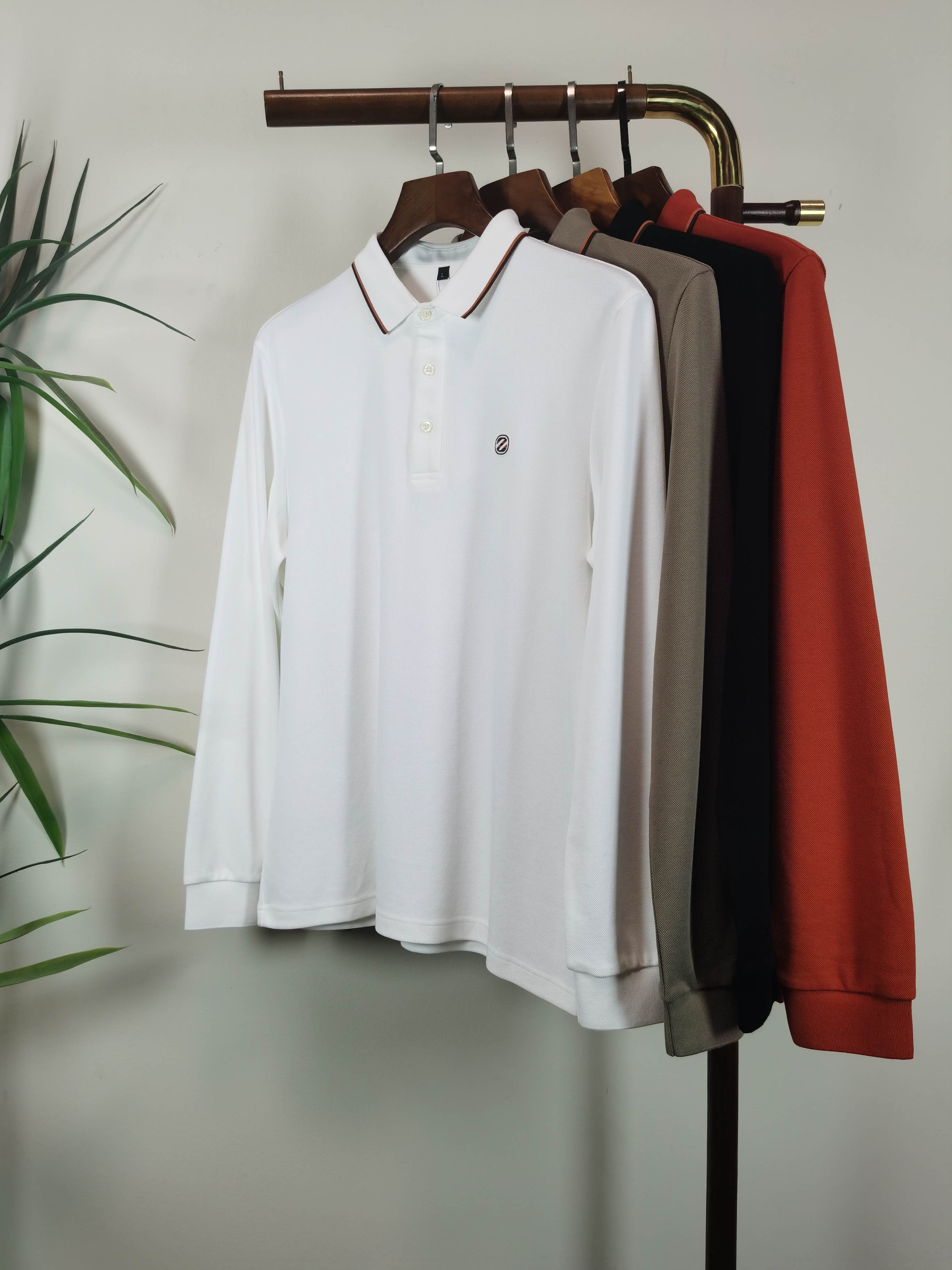 NO:645486,Zegna ZEGNA 2025FW new products  Light luxury men's lapel long-sleeved T-shirt# Selected imported cotton is made of high-density technology. It feels delicate and soft, skin-friendly and comfortable, breathable and sweat-absorbent, and has excellent moisture-wicking properties. It will be softer and skin-friendly after washing. The superior elasticity can better fit the body shape and outline the burly lines, raising the comfort to a new level. And this style is very suitable for this season. It is skin-friendly and warm to wear, and it can be worn alone as a base layer. It is also very fashionable and fashionable!  !  !  The concise style is meticulous and the clean tailoring simply adds a lot of points to the whole. It is a must-have piece for the wardrobe. This solid color style is the most attractive and is the best choice for daily commuting and leisure vacations!  !  Color (4 colors available) Size M-3XL,,zegna,tees,t-shirt,alexander wang19860909杰尼亚ZEGNA 2025FW新品 轻奢男士翻领长袖T恤衫#精选客供进口棉采用高密度工艺打造而成,手感细腻柔软,亲肤舒适,透气吸汗,排湿性也是绝佳,清洗过后会更加柔和亲肤,优越的弹力能更好的贴合身形勾勒出魁梧的线条,将舒适度提升至全新高度,并且此款是非常符合这个季节穿着的一款,穿着亲肤又温暖,即可单穿直接当打底也是非常时尚洋气的！！！ 简洁的版型一丝不苟,干净利落的裁剪简直就是为整体加分不少 ,完全是属于衣柜必备的一件了,这种纯色的款式是最耐看的,日常通勤,休闲度假都是最佳选择！！ 颜色（4色可选） 尺码M-3XL,,zegna,tees，t-shirt,alexander wang,Men's clothing