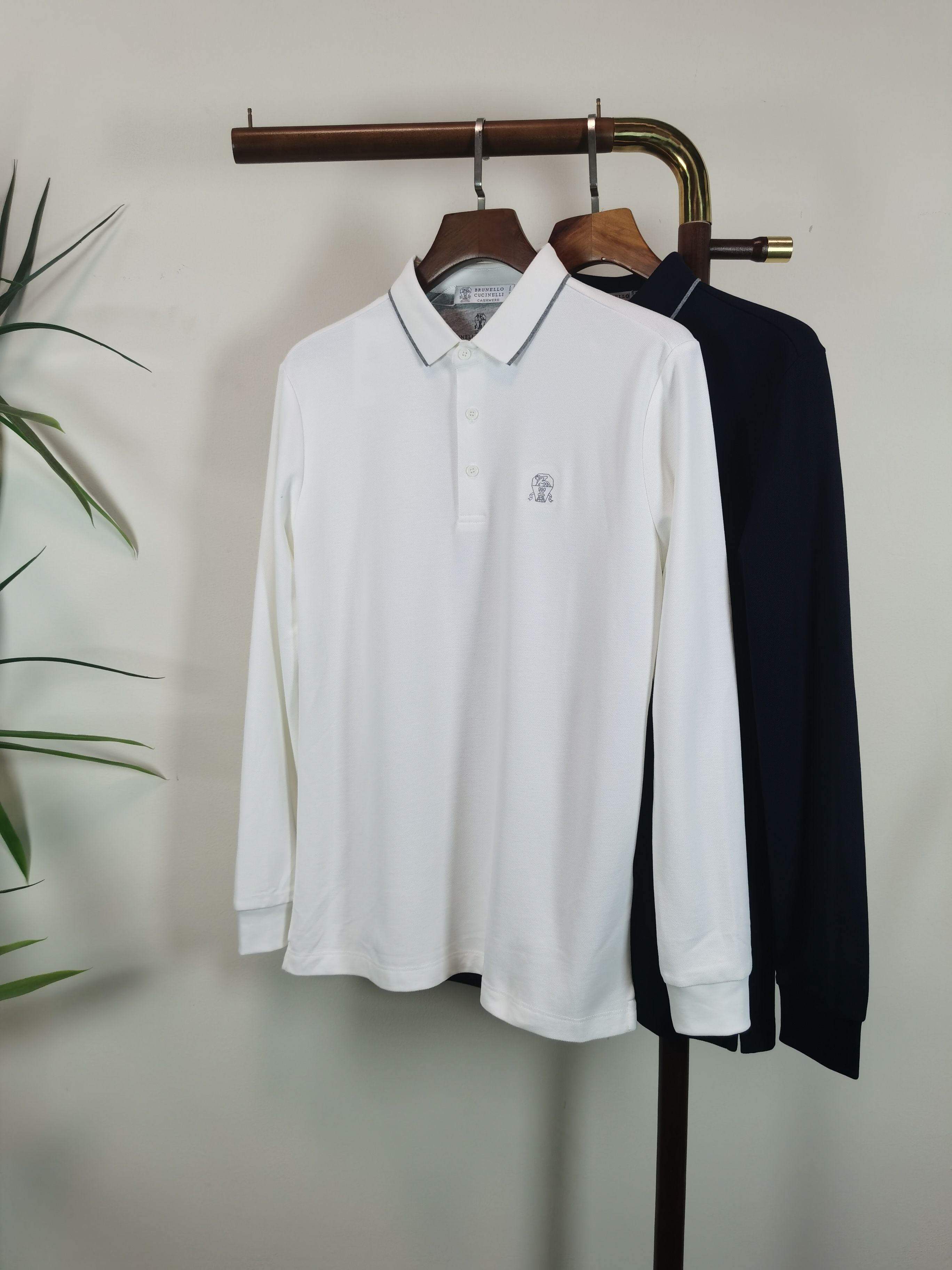 NO:645466,BC (Brunello Cucinelli) 2025FW new products  Light luxury men's lapel long-sleeved T-shirt# Selected imported cotton is made of high-density technology. It feels delicate and soft, skin-friendly and comfortable, breathable and sweat-absorbent, and has excellent moisture-wicking properties. It will be softer and skin-friendly after washing. The superior elasticity can better fit the body shape and outline the burly lines, raising the comfort to a new level. And this style is very suitable for this season. It is skin-friendly and warm to wear, and it can be worn alone as a base layer. It is also very fashionable and fashionable!  !  !  The concise style is meticulous and the clean tailoring simply adds a lot of points to the whole. It is a must-have piece for the wardrobe. This solid color style is the most attractive and is the best choice for daily commuting and leisure vacations!  !  Color (2 colors available) Size M-3XL, brunello cucinelli, tees, t-shirt, alexander wang19860909BC（Brunello Cucinelli）2025FW新品 轻奢男士翻领长袖T恤衫#精选客供进口棉采用高密度工艺打造而成,手感细腻柔软,亲肤舒适,透气吸汗,排湿性也是绝佳,清洗过后会更加柔和亲肤,优越的弹力能更好的贴合身形勾勒出魁梧的线条,将舒适度提升至全新高度,并且此款是非常符合这个季节穿着的一款,穿着亲肤又温暖,即可单穿直接当打底也是非常时尚洋气的！！！ 简洁的版型一丝不苟,干净利落的裁剪简直就是为整体加分不少 ,完全是属于衣柜必备的一件了,这种纯色的款式是最耐看的,日常通勤,休闲度假都是最佳选择！！ 颜色（2色可选） 尺码M-3XL,,brunello cucinelli,tees，t-shirt,alexander wang,Men's clothing