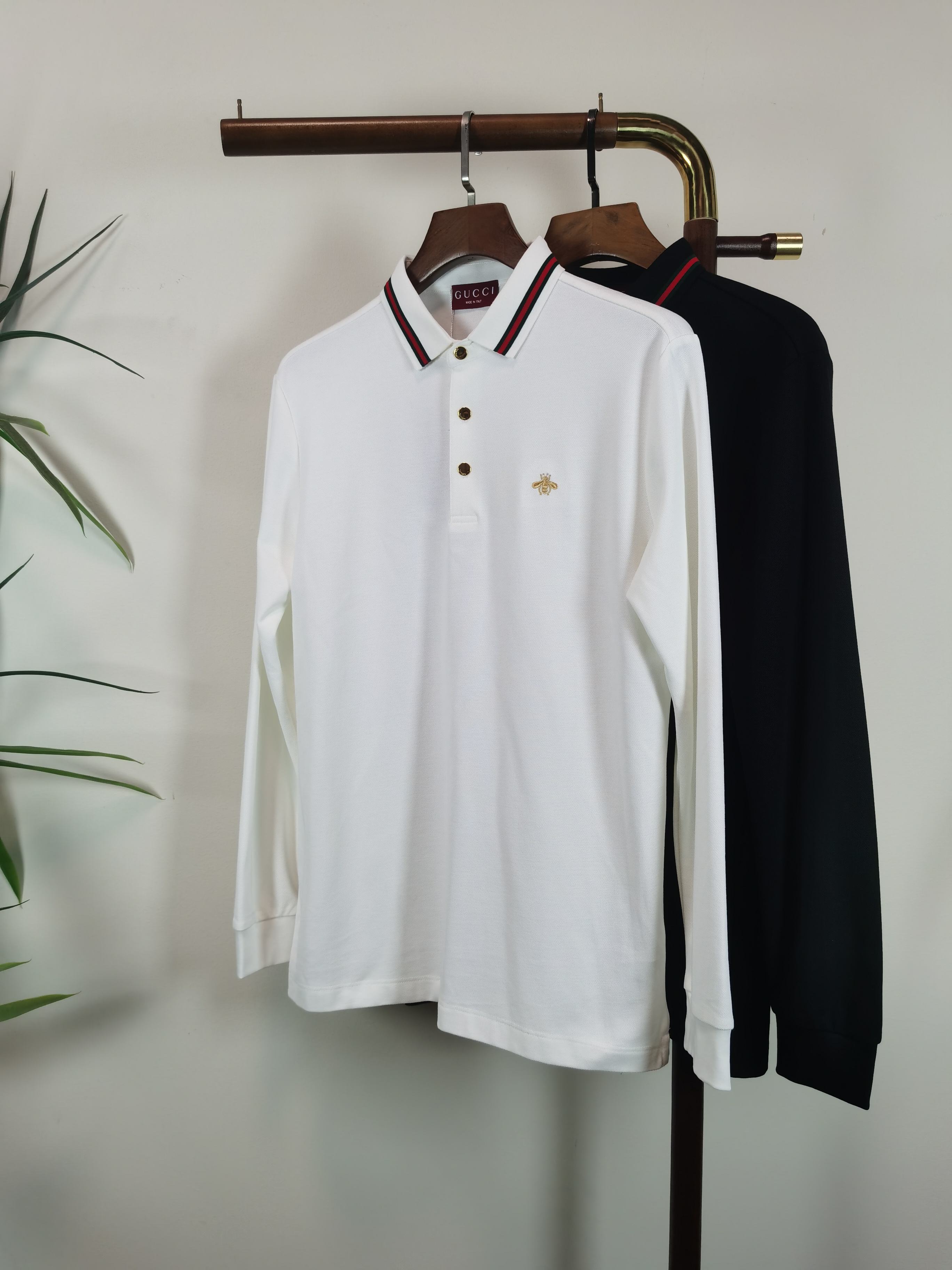 NO:645469,Gucci GUCCI 2025FW new products  Light luxury men's lapel long-sleeved T-shirt# Selected imported cotton is made of high-density technology. It feels delicate and soft, skin-friendly and comfortable, breathable and sweat-absorbent, and has excellent moisture-wicking properties. It will be softer and skin-friendly after washing. The superior elasticity can better fit the body shape and outline the burly lines, raising the comfort to a new level. And this style is very suitable for this season. It is skin-friendly and warm to wear, and it can be worn alone as a base layer. It is also very fashionable and fashionable!  !  !  The concise style is meticulous and the clean tailoring simply adds a lot of points to the whole. It is a must-have piece for the wardrobe. This solid color style is the most attractive and is the best choice for daily commuting and leisure vacations!  !  Color (2 colors optional) Size M-3XL,,gucci,gucci,tees,t-shirt,alexander wang19860909古驰 GUCCI 2025FW新品 轻奢男士翻领长袖T恤衫#精选客供进口棉采用高密度工艺打造而成,手感细腻柔软,亲肤舒适,透气吸汗,排湿性也是绝佳,清洗过后会更加柔和亲肤,优越的弹力能更好的贴合身形勾勒出魁梧的线条,将舒适度提升至全新高度,并且此款是非常符合这个季节穿着的一款,穿着亲肤又温暖,即可单穿直接当打底也是非常时尚洋气的！！！ 简洁的版型一丝不苟,干净利落的裁剪简直就是为整体加分不少 ,完全是属于衣柜必备的一件了,这种纯色的款式是最耐看的,日常通勤,休闲度假都是最佳选择！！ 颜色（2色可选） 尺码M-3XL,,gucci,gucci,tees，t-shirt,alexander wang,Men's clothing