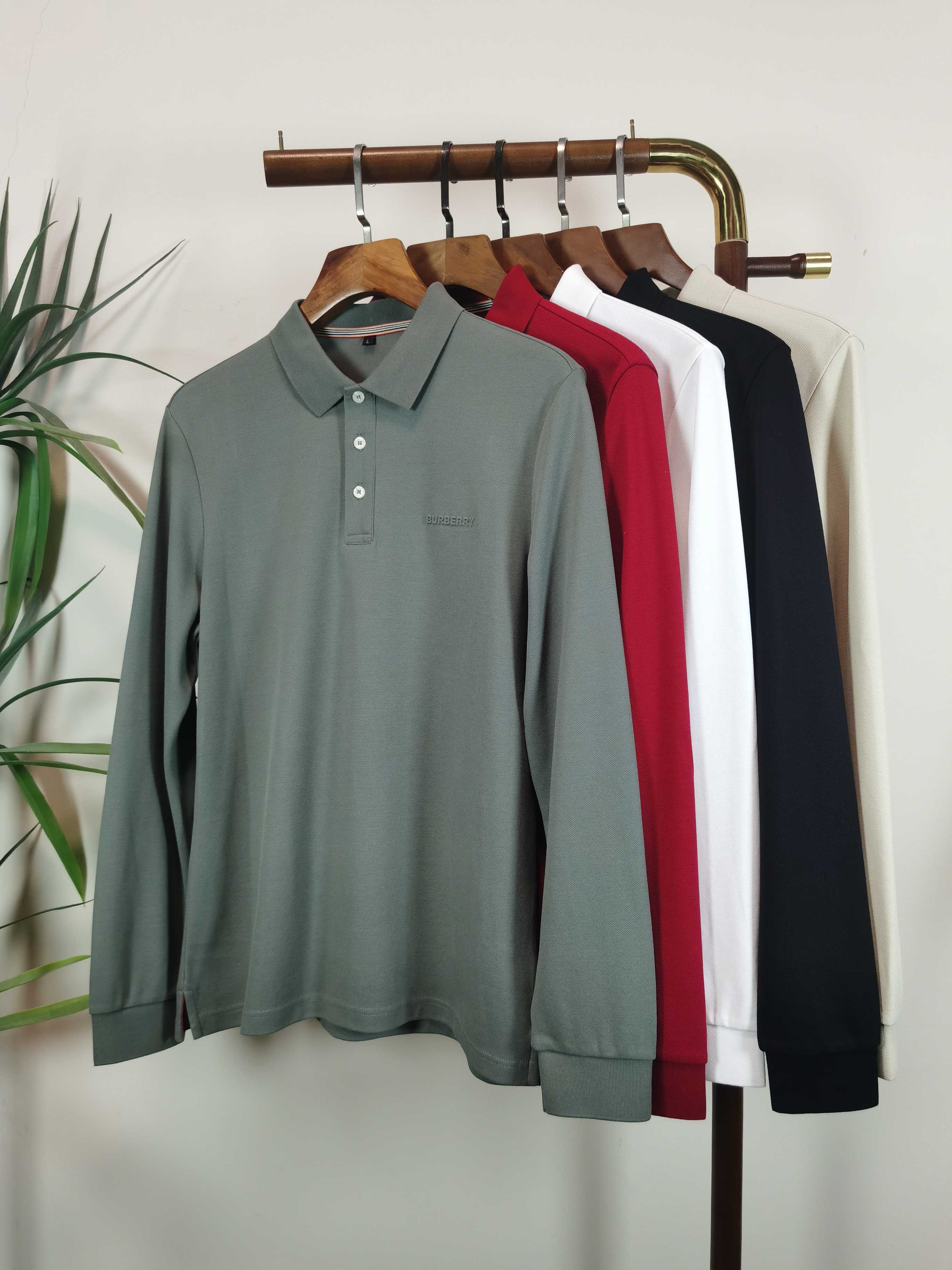 NO:645480,BURBERRY 2025FW new products  Light luxury men's lapel long-sleeved T-shirt# Selected imported cotton is made of high-density technology. It feels delicate and soft, skin-friendly and comfortable, breathable and sweat-absorbent, and has excellent moisture-wicking properties. It will be softer and skin-friendly after washing. The superior elasticity can better fit the body shape and outline the burly lines, raising the comfort to a new level. And this style is very suitable for this season. It is skin-friendly and warm to wear, and it can be worn alone as a base layer. It is also very fashionable and fashionable!  !  !  The concise style is meticulous and the clean tailoring simply adds a lot of points to the whole. It is a must-have piece for the wardrobe. This solid color style is the most attractive and is the best choice for daily commuting and leisure vacations!  !  Color (5 colors optional) Size M-3XL,,burberry,burberry,tees,t-shirt,alexander wang19860909巴宝莉 BURBERRY 2025FW新品 轻奢男士翻领长袖T恤衫#精选客供进口棉采用高密度工艺打造而成,手感细腻柔软,亲肤舒适,透气吸汗,排湿性也是绝佳,清洗过后会更加柔和亲肤,优越的弹力能更好的贴合身形勾勒出魁梧的线条,将舒适度提升至全新高度,并且此款是非常符合这个季节穿着的一款,穿着亲肤又温暖,即可单穿直接当打底也是非常时尚洋气的！！！ 简洁的版型一丝不苟,干净利落的裁剪简直就是为整体加分不少 ,完全是属于衣柜必备的一件了,这种纯色的款式是最耐看的,日常通勤,休闲度假都是最佳选择！！ 颜色（5色可选） 尺码M-3XL,,burberry,burberry,tees，t-shirt,alexander wang,Men's clothing