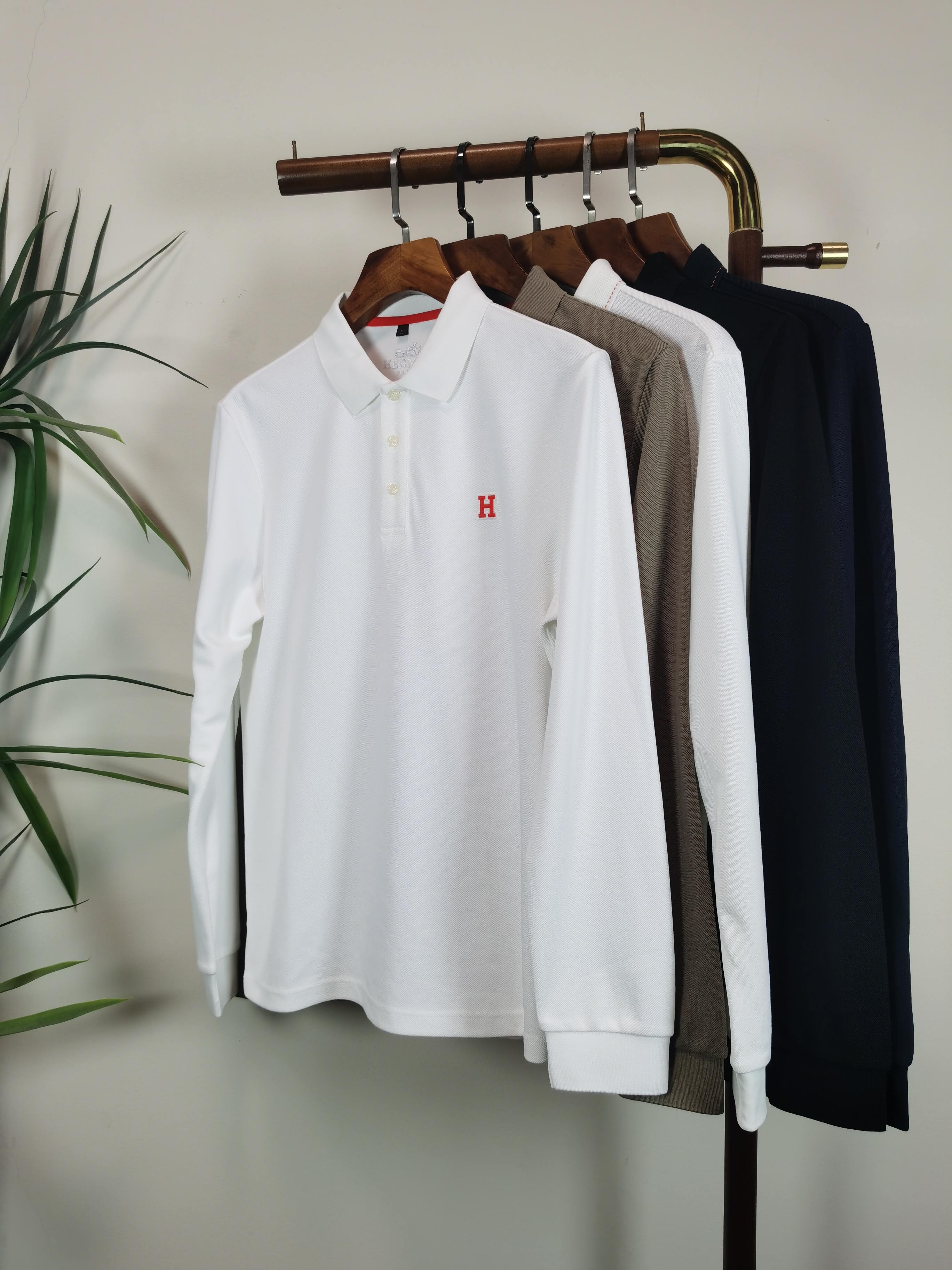 NO:645460,Hermes HERMES 2025FW new products  Light luxury men's lapel long-sleeved T-shirt# Selected imported cotton is made of high-density technology. It feels delicate and soft, skin-friendly and comfortable, breathable and sweat-absorbent, and has excellent moisture-wicking properties. It will be softer and skin-friendly after washing. The superior elasticity can better fit the body shape and outline the burly lines, raising the comfort to a new level. And this style is very suitable for this season. It is skin-friendly and warm to wear, and it can be worn alone as a base layer. It is also very fashionable and fashionable!  !  !  The concise style is meticulous and the clean tailoring simply adds a lot of points to the whole. It is a must-have piece for the wardrobe. This solid color style is the most attractive and is the best choice for daily commuting and leisure vacations!  !  Color (5 colors optional) Size M-3XL, hermes, hermes, tees, t-shirt, alexander wang19860909爱马仕HERMES 2025FW新品 轻奢男士翻领长袖T恤衫#精选客供进口棉采用高密度工艺打造而成,手感细腻柔软,亲肤舒适,透气吸汗,排湿性也是绝佳,清洗过后会更加柔和亲肤,优越的弹力能更好的贴合身形勾勒出魁梧的线条,将舒适度提升至全新高度,并且此款是非常符合这个季节穿着的一款,穿着亲肤又温暖,即可单穿直接当打底也是非常时尚洋气的！！！ 简洁的版型一丝不苟,干净利落的裁剪简直就是为整体加分不少 ,完全是属于衣柜必备的一件了,这种纯色的款式是最耐看的,日常通勤,休闲度假都是最佳选择！！ 颜色（5色可选） 尺码M-3XL,,hermes,hermes,tees，t-shirt,alexander wang,Men's clothing