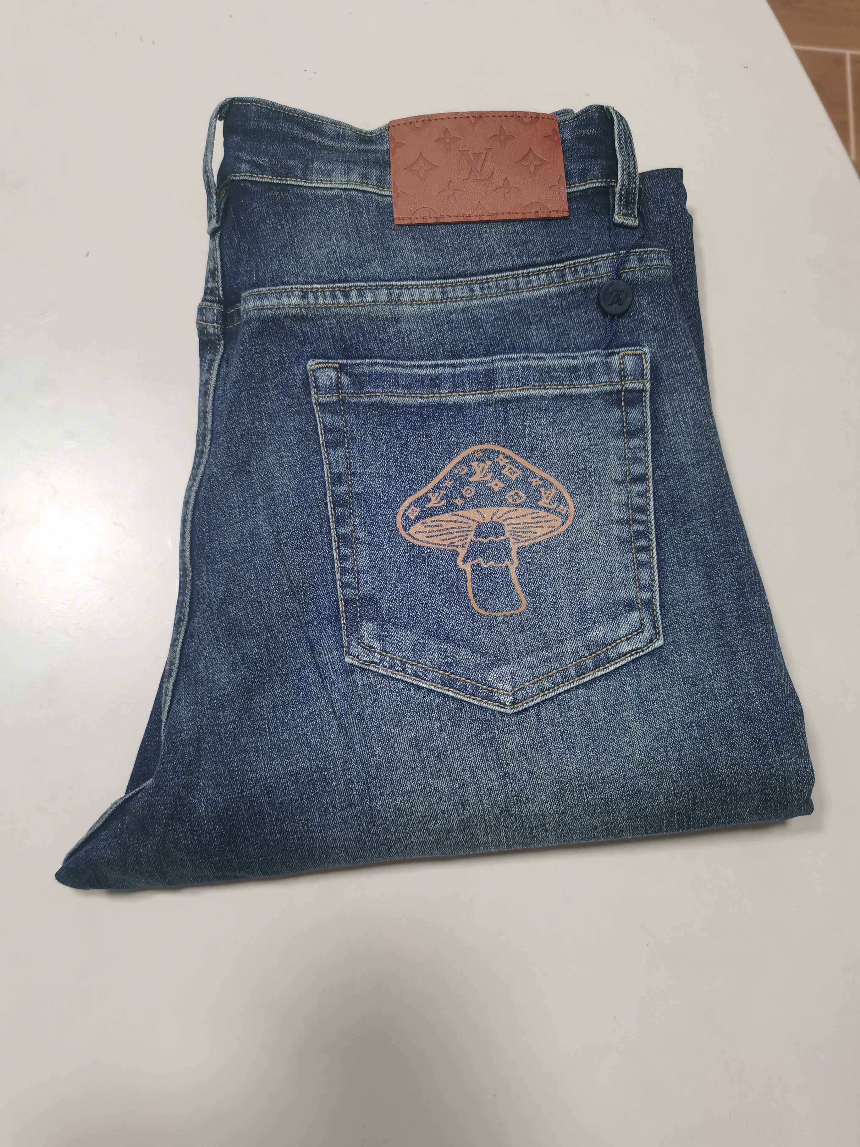 NO:601579,(New hot jeans for autumn and winter) Louis Vuitton LV exclusive new jeans, high-end version!  Custom-made fabrics at the counter are highly breathable and comfortable, with impeccable details and brand element design concepts, reflecting high quality. It feels delicate and soft!  It presents a casual cut and the upper body shape is awesome!  Code number 29-38,,louis vuitton,louis vuitton,jeans,alexander wang19860909（秋冬牛仔裤爆款上新） 路易威登LV 独家专供新款 牛仔裤,高端版本！专柜定制面料 透气舒适度高,细节无可挑剔,品牌元素设计理念,体现高品质.手感细腻柔软！呈现休闲裁剪,上身版型超赞！ 码数29-38,,louis vuitton,louis vuitton,jeans,alexander wang,Men's clothing