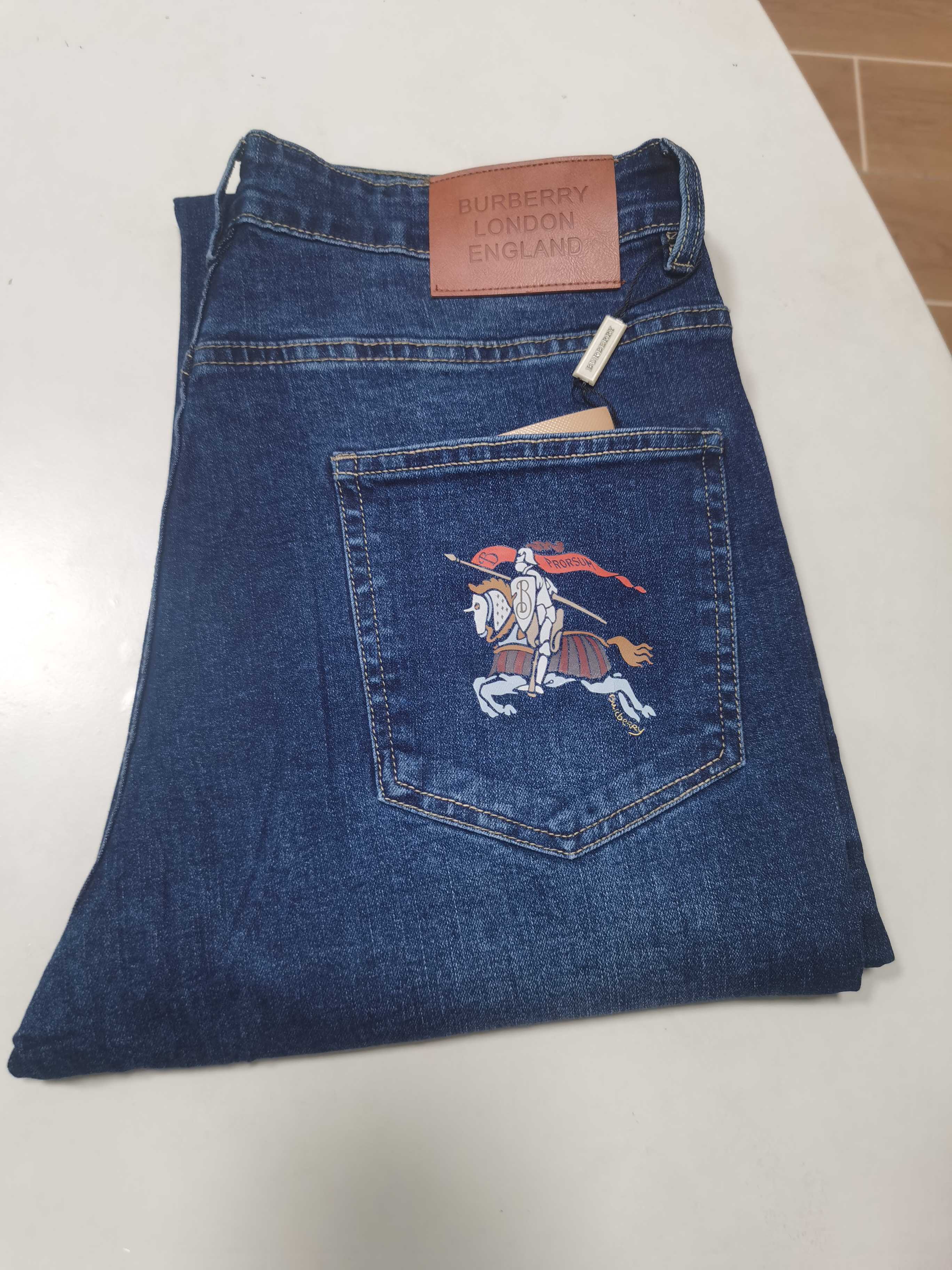 NO:601585,(New hot jeans for autumn and winter) BURBERRY exclusively offers new jeans, high-end version!  Custom-made fabrics at the counter are highly breathable and comfortable, with impeccable details and brand element design concepts, reflecting high quality. It feels delicate and soft!  It presents a casual cut and the upper body shape is awesome!  Code number 29-38,,burberry,burberry,jeans,alexander wang19860909（秋冬牛仔裤爆款上新） 巴宝莉 BURBERRY 独家专供新款 牛仔裤,高端版本！专柜定制面料 透气舒适度高,细节无可挑剔,品牌元素设计理念,体现高品质.手感细腻柔软！呈现休闲裁剪,上身版型超赞！ 码数29-38,,burberry,burberry,jeans,alexander wang,Men's clothing