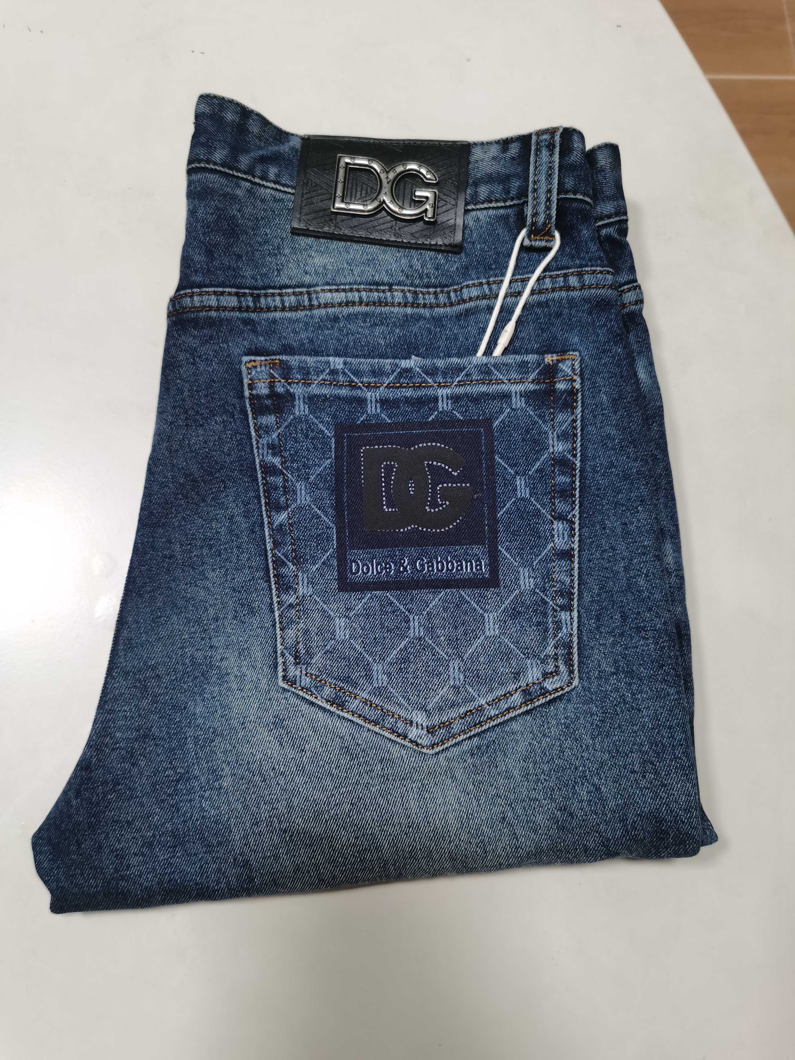 NO:655194,25 new autumn and winter jeans are available!  DG exclusively supplies new jeans, high-end versions!  Custom-made fabrics at the counter are highly breathable and comfortable, with impeccable details and brand element design concepts, reflecting high quality. It feels delicate and soft!  It presents a casual cut and the upper body shape is awesome!  Code number 29-40,,jeans,alexander wang1986090925秋冬新款牛仔裤上新！ DG独家专供新款 牛仔裤,高端版本！专柜定制面料 透气舒适度高,细节无可挑剔,品牌元素设计理念,体现高品质.手感细腻柔软！呈现休闲裁剪,上身版型超赞！ 码数29-40,,jeans,alexander wang,Men's clothing