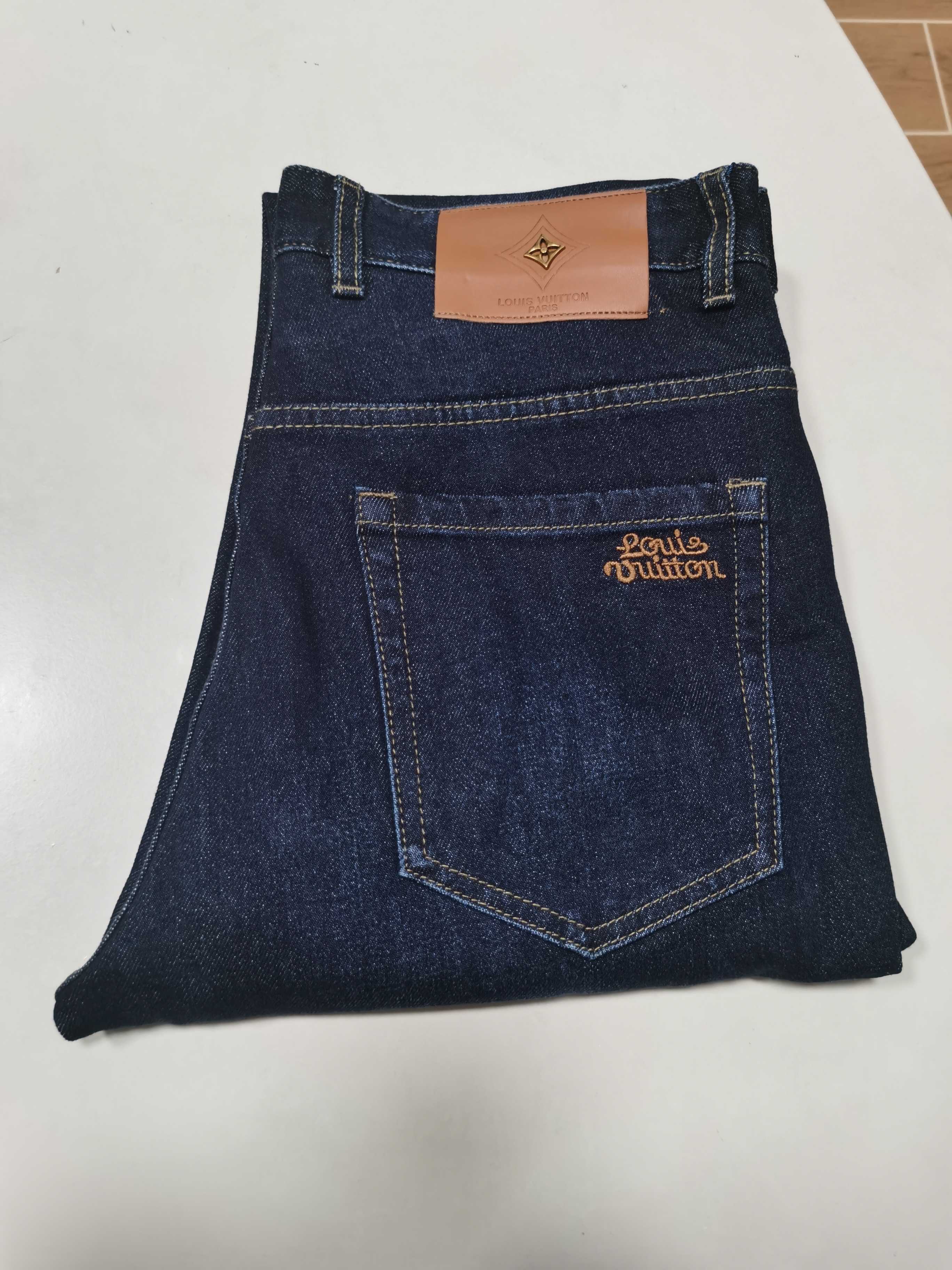 NO:655198,25 new autumn and winter jeans are available!  LV Louis Vuitton exclusively offers new jeans, high-end version!  Custom-made fabrics at the counter are highly breathable and comfortable, with impeccable details and brand element design concepts, reflecting high quality. It feels delicate and soft!  It presents a casual cut and the upper body shape is awesome!  Code number 29-40,,louis vuitton,louis vuitton,jeans,alexander wang1986090925秋冬新款牛仔裤上新！ LV 路易威登 独家专供新款 牛仔裤,高端版本！专柜定制面料 透气舒适度高,细节无可挑剔,品牌元素设计理念,体现高品质.手感细腻柔软！呈现休闲裁剪,上身版型超赞！ 码数29-40,,louis vuitton,louis vuitton,jeans,alexander wang,Men's clothing