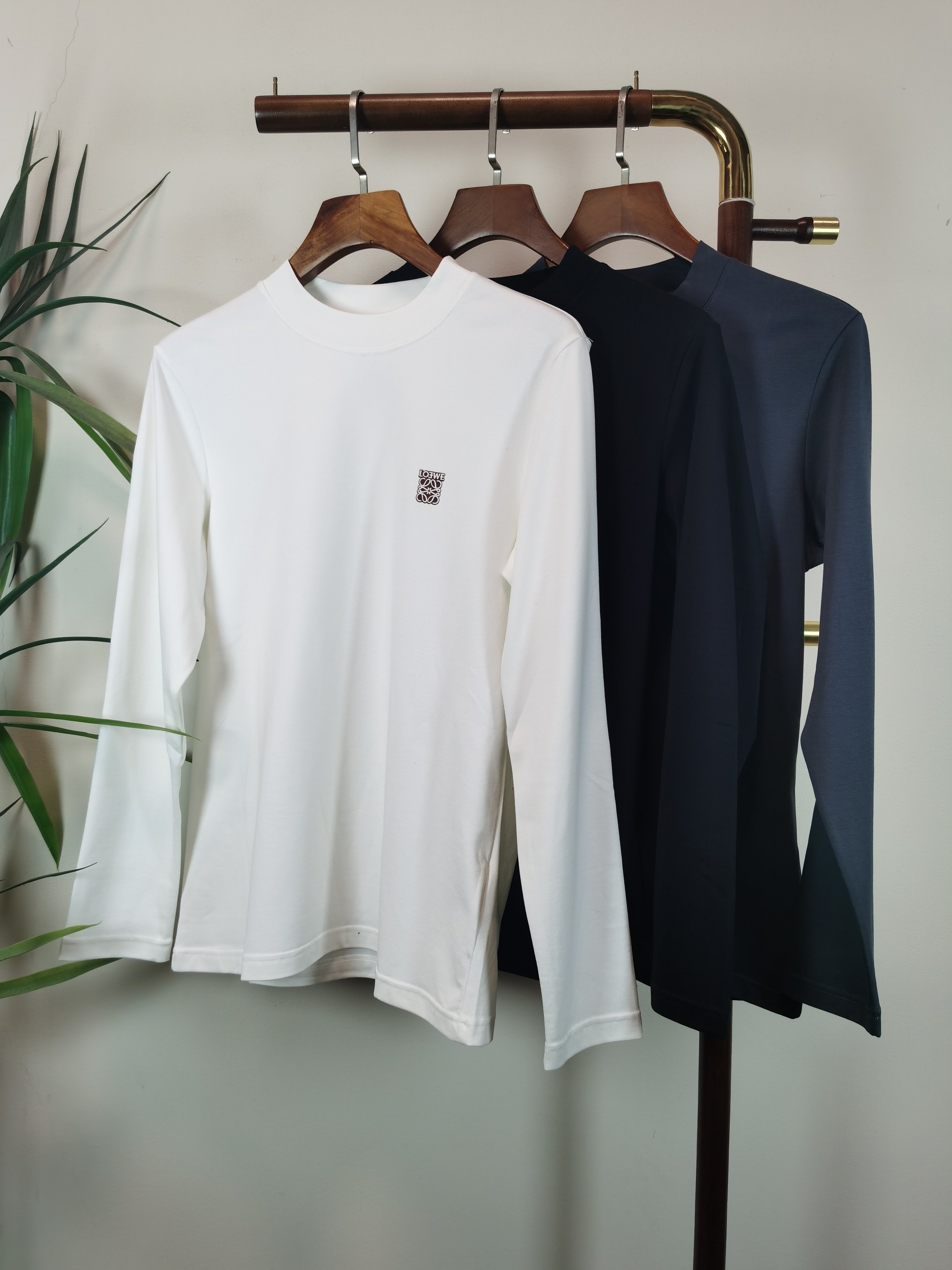 NO:655163,The 2025 new LOEWE exclusive new product, men's round neck long-sleeved T-shirt, is made of all-purpose materials, soft and delicate. A basic base shirt is indispensable in a man's wardrobe. It can be used to match various clothing anytime and anywhere to meet your daily needs. The design of the clothes is very simple and low-key. Dear friends, hurry up and get it. Standard version Color black white gray  Size M-5XL,,loewe,loewe,tees,t-shirt,alexander wang198609092025新款LOEWE罗意威独家专供新品 男士圆领长袖T恤 采用全用料 柔软细腻 男人的衣柜都少不了基础打底衫 随时随地都可以拿来搭配各种服饰 满足您日常生活需求 ,衣服设计非常的简洁 ,很是低调的设计 亲们赶紧入手 标准版型 颜色黑色 白色 灰色 码数M-5XL,,loewe,loewe,tees，t-shirt,alexander wang,Men's clothing