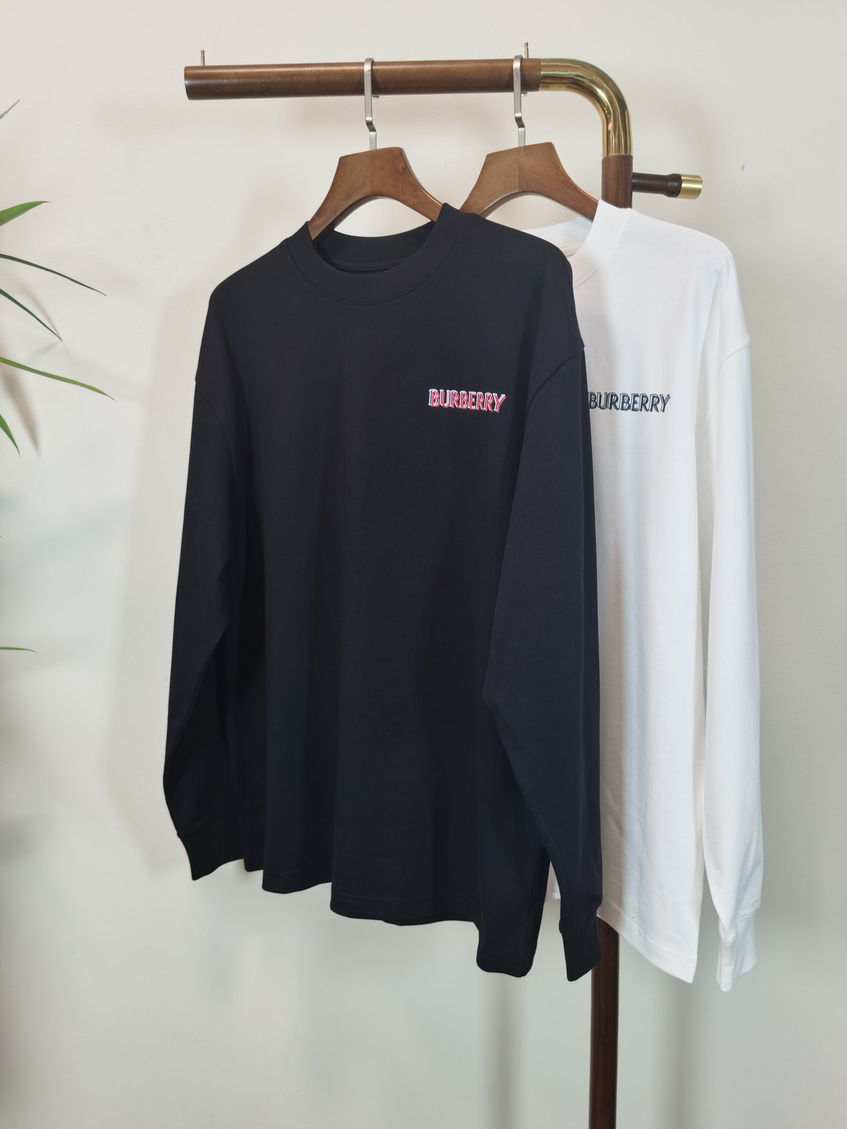 NO:598331,New BURBERRY exclusive new product. Men's round neck long-sleeved T-shirt. Made of 100% cotton fabric. Soft and delicate. A basic base shirt is indispensable in men's wardrobe. It can be used to match various clothing anytime and anywhere to meet your daily needs. The design of the clothes is very simple and low-key. Dear friends, hurry up and get it. Standard version. Color: black. White. Size: M-3XL,,burberry,burberry,tees,t-shirt,alexander wang19860909新款BURBERRY 巴宝莉 独家专供新品 男士圆领长袖T恤 采用全棉面料 柔软细腻 男人的衣柜都少不了基础打底衫 随时随地都可以拿来搭配各种服饰 满足您日常生活需求 ,衣服设计非常的简洁 ,很是低调的设计 亲们赶紧入手 标准版型 颜色黑色 白色 码数M-3XL,,burberry,burberry,tees，t-shirt,alexander wang,Men's clothing