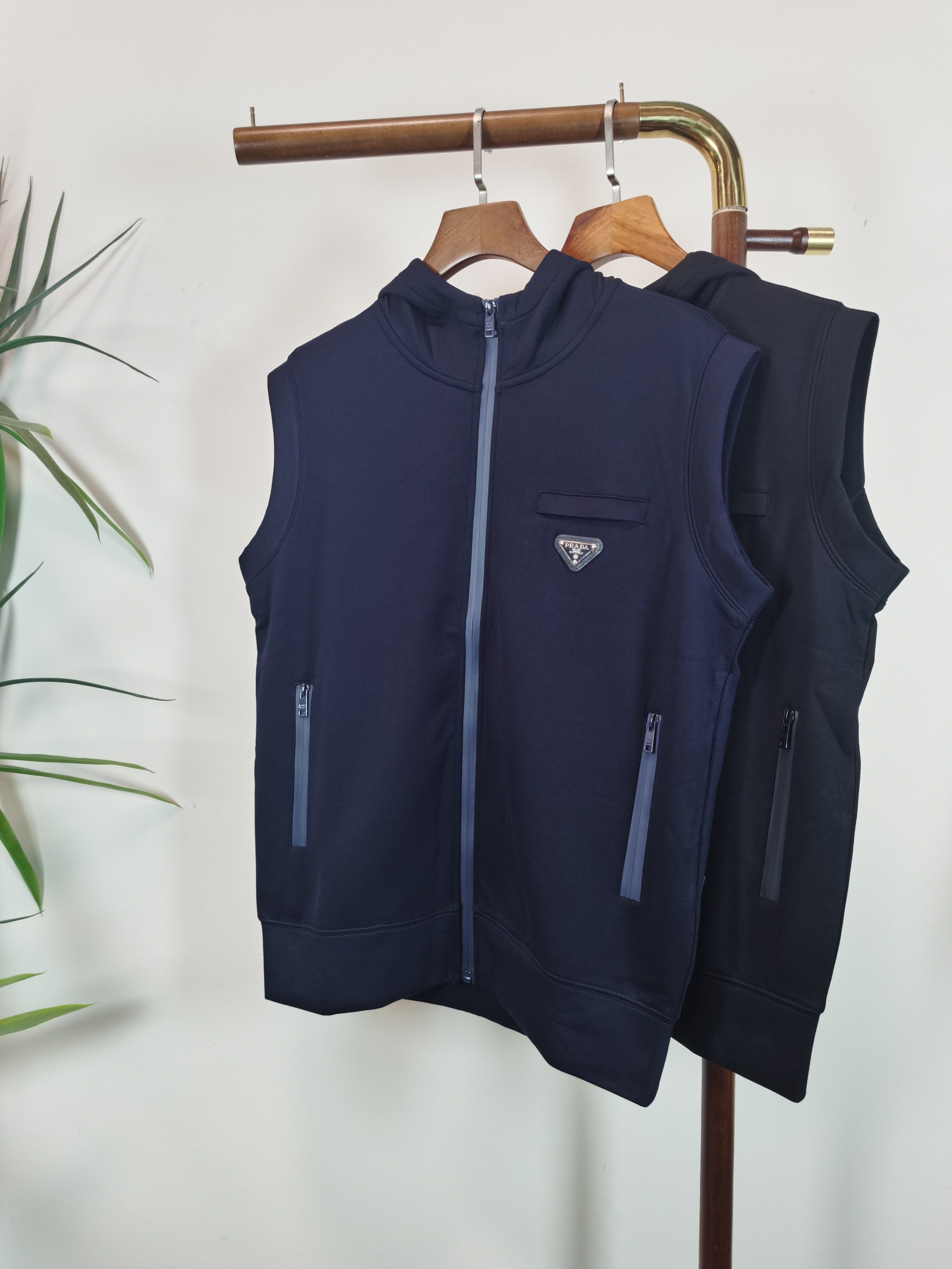 NO:645477,Vest Jacket PRADA Prada Business Casual Reversible Stand-up Collar Casual Vest Vest Can Be Weared Two Times A Very Matching Style Stand-up Collar Reversible Looks Simple Design Detail Processing is Meticulous Embellishments Everywhere Show Quality One Side Elegant Side High-end Slightly Loose Fit Zipper Pockets on Both Sides Front Imported Tech Fiber Fabric Upper Body Comfortable, Warm, Stiff and Stylish Color Black Blue Code Number 48-56,, prada, prada, jackets &  coats,alexander wang19860909马甲外套 PRADA普拉达 商务休闲 双面穿立领款休闲马甲背心一衣两穿 很好搭配的一款 立领款 两面穿 看似简约的设计 细节处理 一丝不苟 处处点缀彰显品质一面素雅一面高档 略微宽松的版型 两侧拉链插袋 正面进口科技纤维面料 上身舒适保暖挺括有型 颜色黑色 蓝色 码数48-56,,prada,prada,jackets & coats,alexander wang,Men's clothing