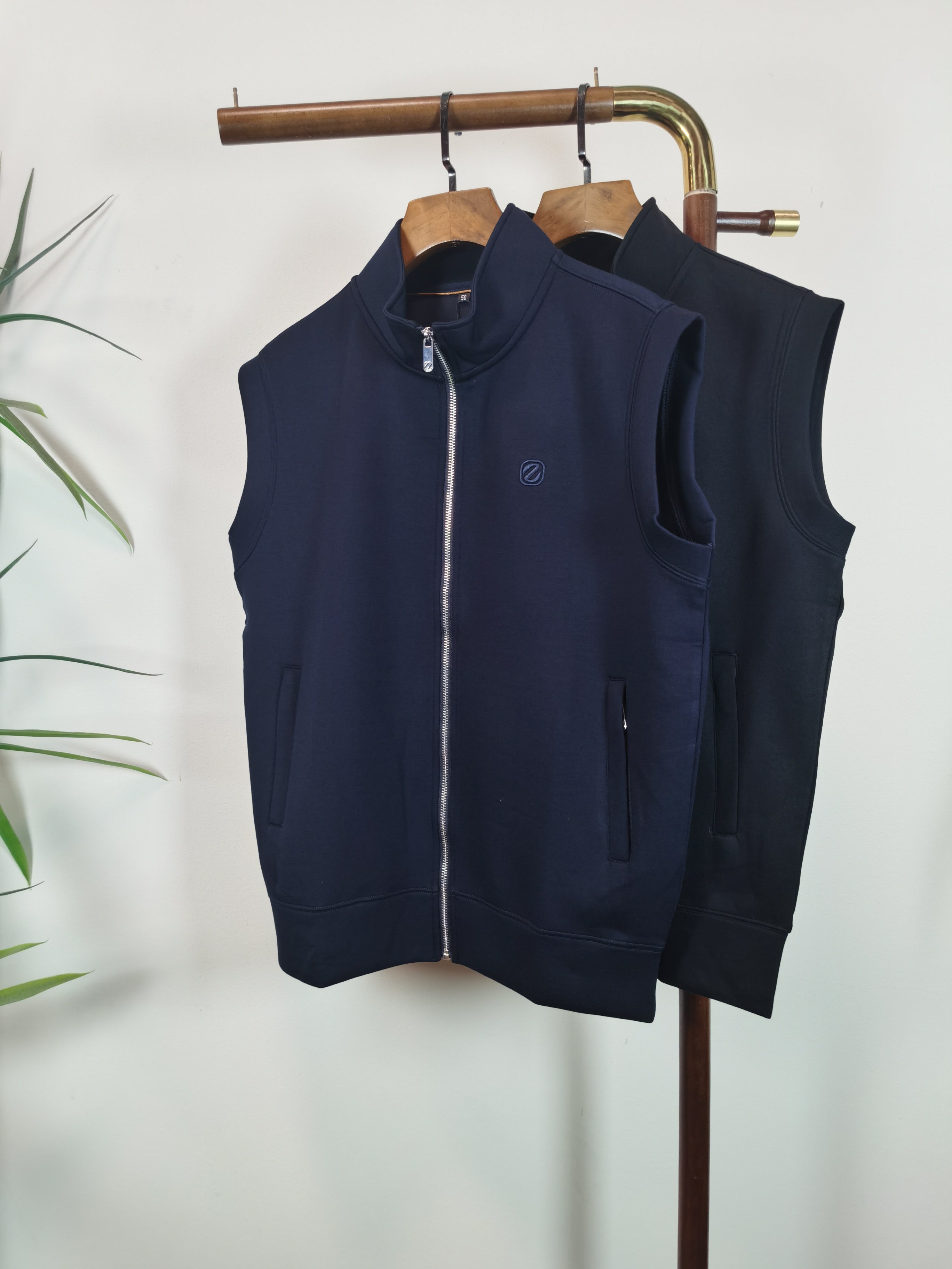 NO:645475,ZEGNA Zegna business casual double-sided casual vest with stand-up collar. A very good match. Stand-up collar. Reversible. Seemingly simple design. Meticulous details. Embellishments everywhere show quality. One side is elegant and the other side is high-end. Slightly loose fit. Zipper pockets on both sides. Imported technical fiber fabric on the front. The upper body is comfortable, warm, crisp and stylish. Color: black, blue. Code number: 48-56,,zegna,jackets &  coats,alexander wang19860909马甲外套 ZEGNA杰尼亚 商务休闲 双面穿立领款休闲马甲背心一衣两穿 很好搭配的一款 立领款 两面穿 看似简约的设计 细节处理 一丝不苟 处处点缀彰显品质一面素雅一面高档 略微宽松的版型 两侧拉链插袋 正面进口科技纤维面料 上身舒适保暖挺括有型 颜色黑色 蓝色 码数48-56,,zegna,jackets & coats,alexander wang,Men's clothing