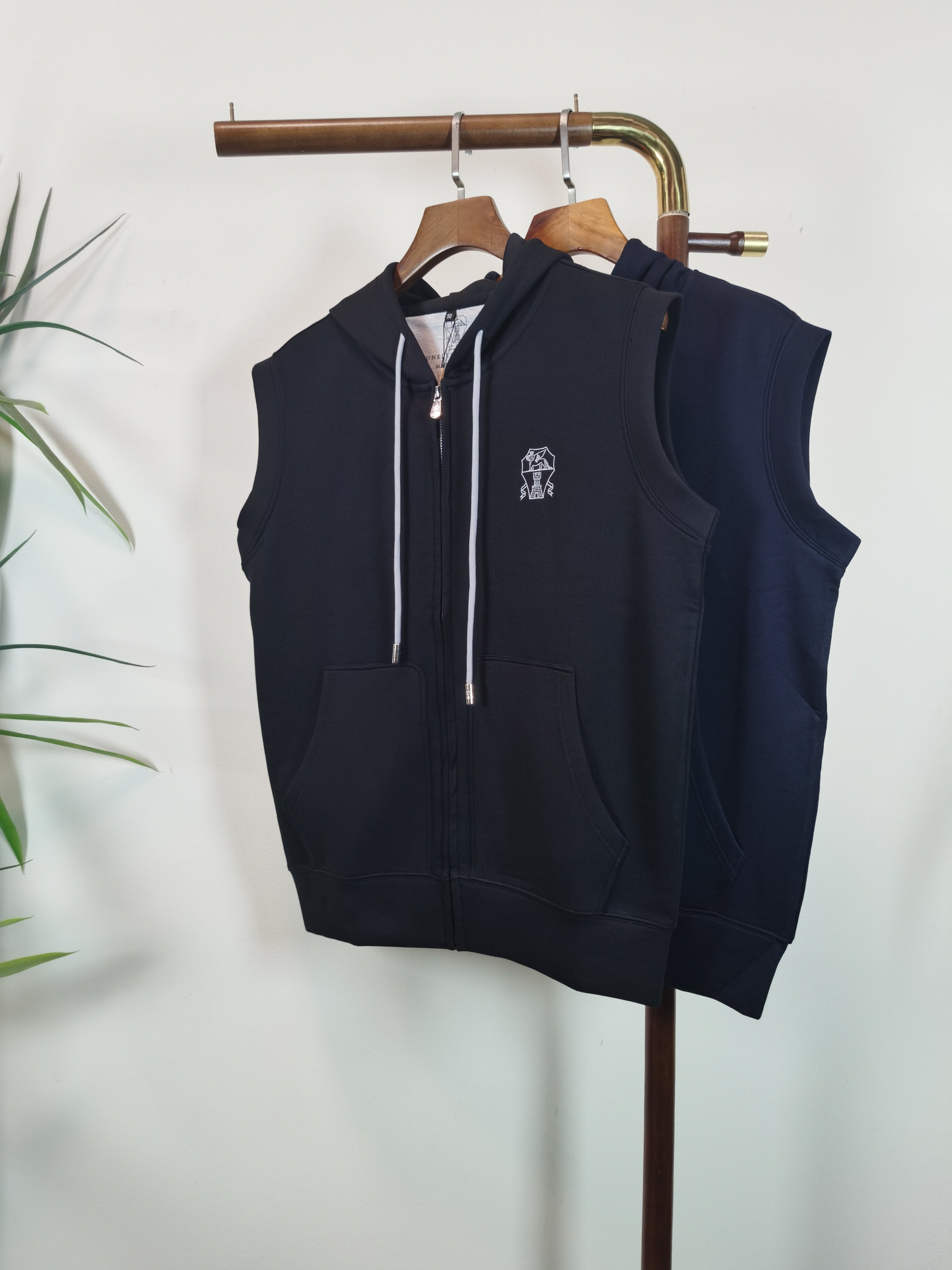 NO:645472,Vest Jacket BC Business Casual Reversible Stand-up Collar Casual Vest Vest Can Be Weared Two Times A Very Matching Style Stand-up Collar Reversible Looks Simple Design Meticulous Details Embellishment Everywhere Shows Quality, Elegant and High-end Slightly Loose Fit Zipper Pockets on Both Sides Imported Tech Fiber Fabric on the Front The Upper Body is Comfortable, Warm, Stiff and Stylish Color Black Blue Code Number 48-56,,jackets & coats,alexander wang19860909马甲外套 BC 商务休闲 双面穿立领款休闲马甲背心一衣两穿 很好搭配的一款 立领款 两面穿 看似简约的设计 细节处理 一丝不苟 处处点缀彰显品质一面素雅一面高档 略微宽松的版型 两侧拉链插袋 正面进口科技纤维面料 上身舒适保暖挺括有型 颜色黑色 蓝色 码数48-56,,jackets & coats,alexander wang,Men's clothing