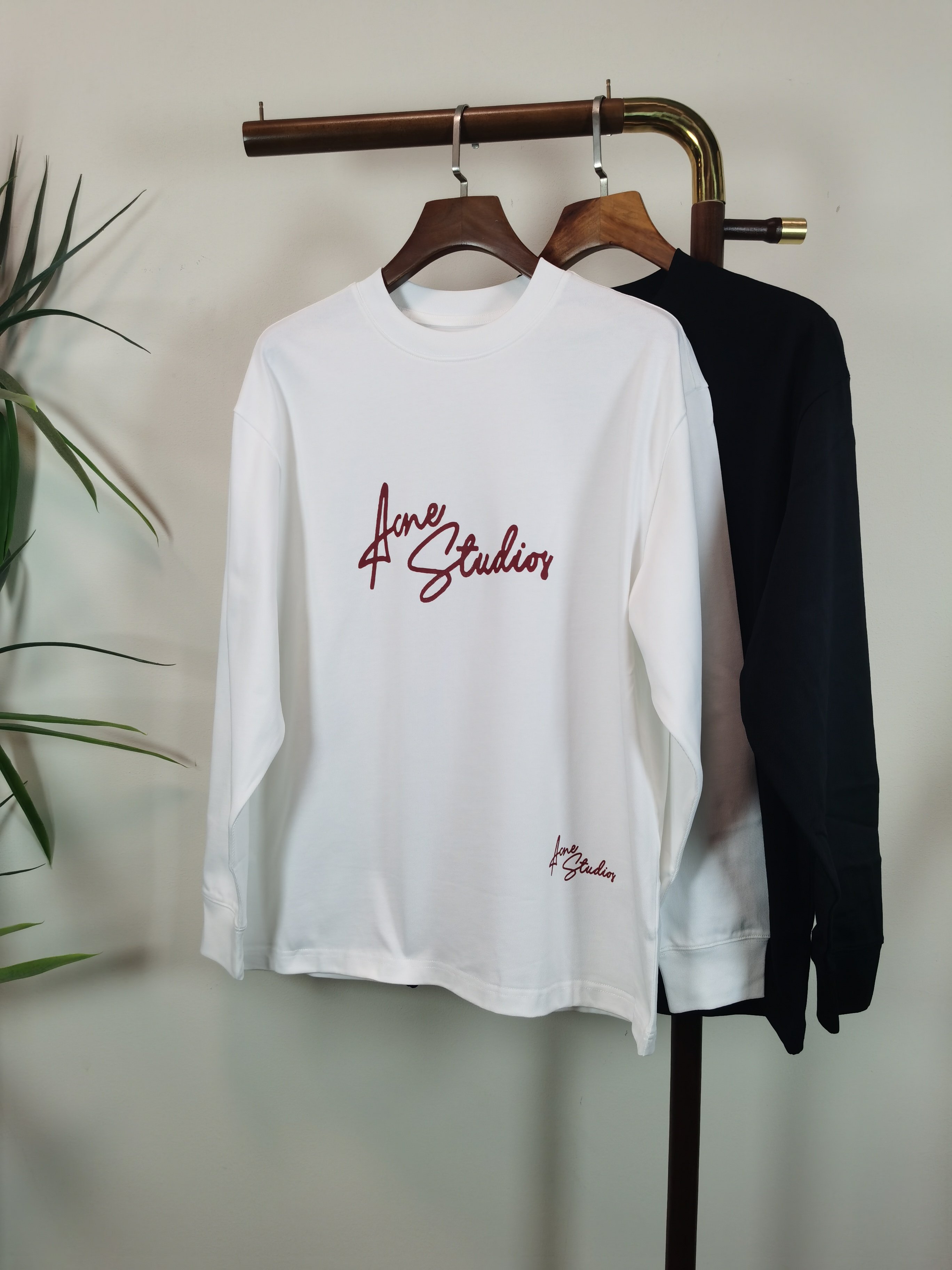 NO:601577,The new ACNE STUDIOS1986 exclusive new product. Men's round neck long-sleeved T-shirt. Made of 100% cotton fabric. Soft and delicate. A basic base shirt is indispensable in a man's wardrobe. It can be used to match various clothing anytime and anywhere to meet your daily needs. The design of the clothes is very simple and low-key. Dear friends, hurry up and get it. Standard version. Color black white. Size M-3XL, Acne studios, dior, tees, t-shirt, alexander  wang19860909新款ACNE STUDIOS1986 独家专供新品 男士圆领长袖T恤 采用全棉面料 柔软细腻 男人的衣柜都少不了基础打底衫 随时随地都可以拿来搭配各种服饰 满足您日常生活需求 ,衣服设计非常的简洁 ,很是低调的设计 亲们赶紧入手 标准版型 颜色黑色 白色 码数M-3XL,,acne studios,dior,tees，t-shirt,alexander wang,Men's clothing