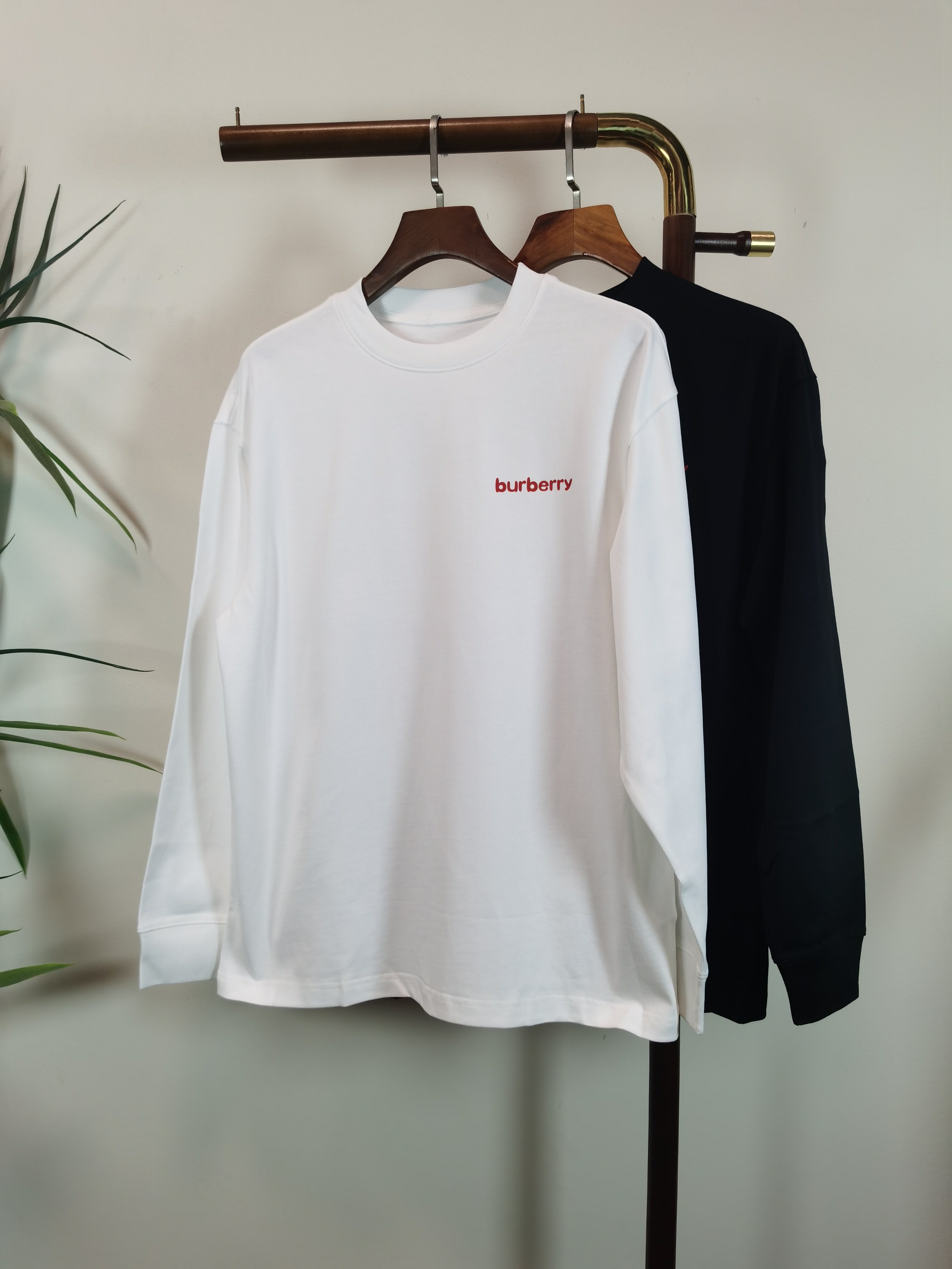 NO:601591,New BURBERRY exclusive new product. Men's round neck long-sleeved T-shirt. Made of 100% cotton fabric. Soft and delicate. A basic base shirt is indispensable in men's wardrobe. It can be used to match various clothing anytime and anywhere to meet your daily needs. The design of the clothes is very simple and low-key. Dear friends, hurry up and get it. Standard version. Color: black. White. Size: M-3XL,,burberry,burberry,tees,t-shirt,alexander wang19860909新款BURBERRY 巴宝莉 独家专供新品 男士圆领长袖T恤 采用全棉面料 柔软细腻 男人的衣柜都少不了基础打底衫 随时随地都可以拿来搭配各种服饰 满足您日常生活需求 ,衣服设计非常的简洁 ,很是低调的设计 亲们赶紧入手 标准版型 颜色黑色 白色 码数M-3XL,,burberry,burberry,tees，t-shirt,alexander wang,Men's clothing