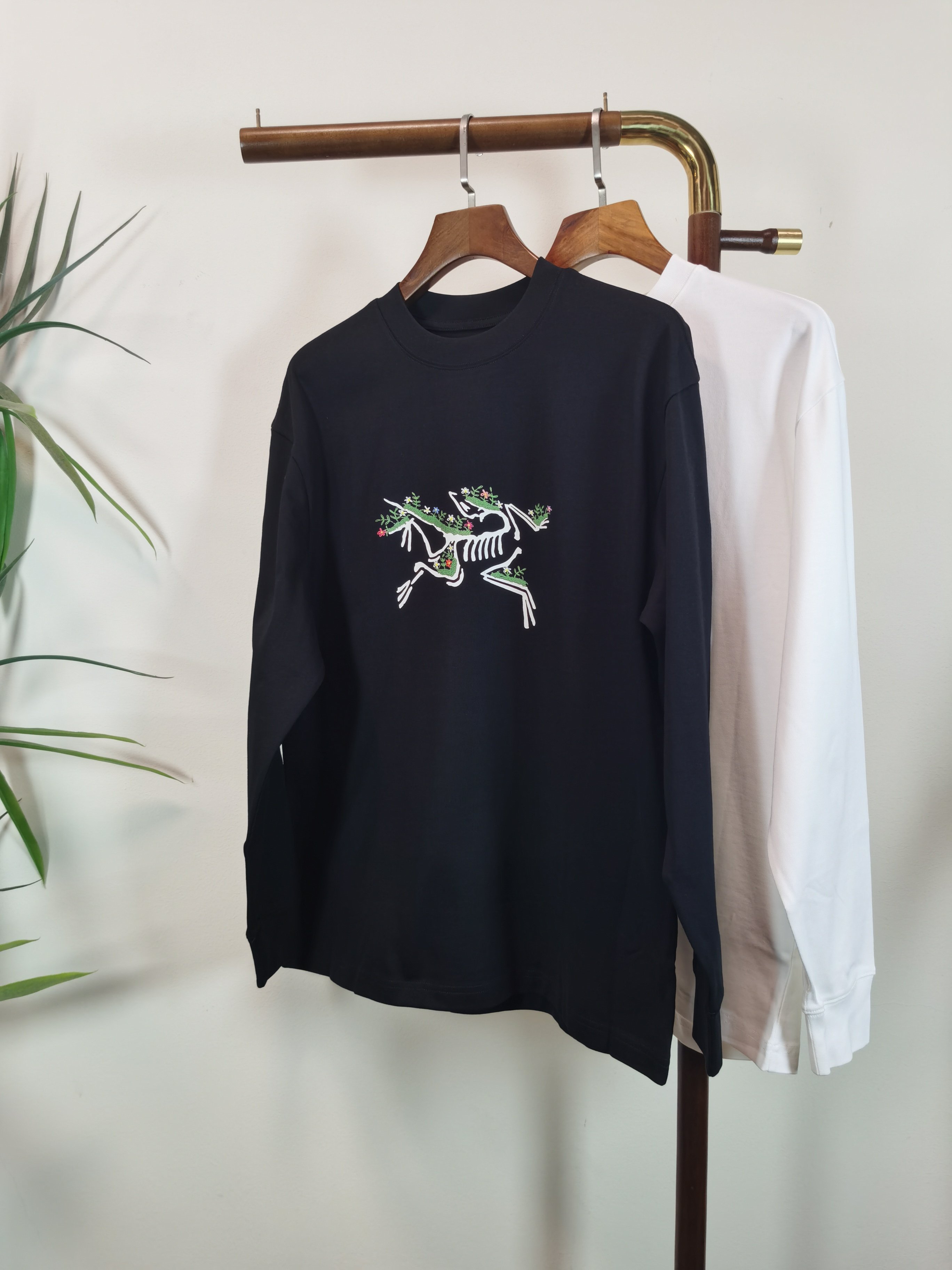 NO:598333,The new ARCTERYX is an exclusive new product. Men's round neck long-sleeved T-shirt is made of 100% cotton fabric. It is soft and delicate. A basic base shirt is indispensable in a man's wardrobe. It can be used to match various clothing anytime and anywhere to meet your daily needs. The design of the clothes is very simple and low-key. Dear friends, hurry up and get it. Standard version Color black white Size M-3XL, arc'teryx, tees, t-shirt, alexander wang19860909新款ARCTERYX 始祖鸟 独家专供新品 男士圆领长袖T恤 采用全棉面料 柔软细腻 男人的衣柜都少不了基础打底衫 随时随地都可以拿来搭配各种服饰 满足您日常生活需求 ,衣服设计非常的简洁 ,很是低调的设计 亲们赶紧入手 标准版型 颜色黑色 白色 码数M-3XL,arc'teryx,tees，t-shirt,alexander wang,Men's clothing