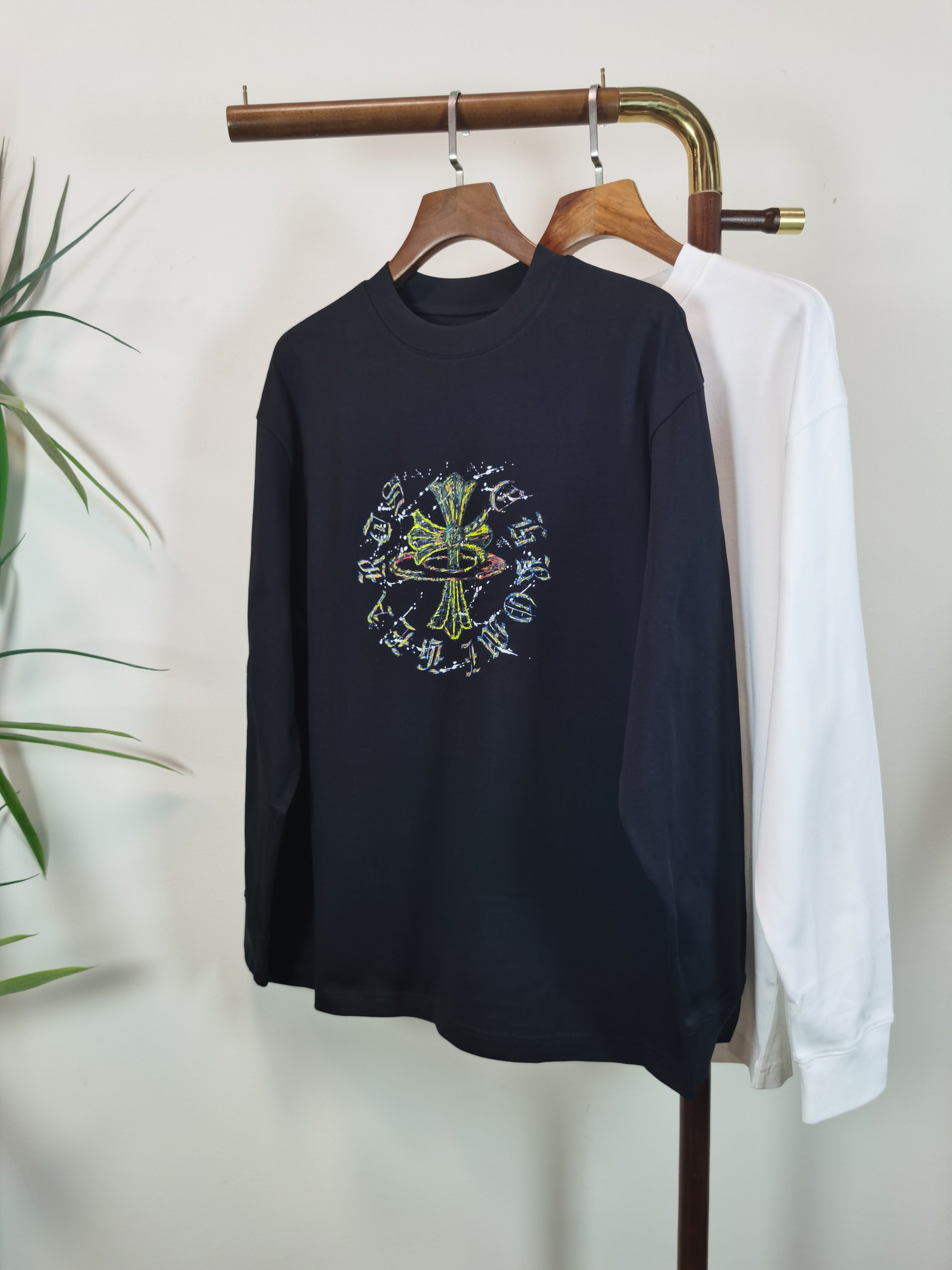 NO:598335,New Chrome Hearts Exclusive new product. Men's round neck long-sleeved T-shirt. Made of 100% cotton fabric. Soft and delicate. A basic base shirt is indispensable in men's wardrobe. It can be used to match various clothing anytime and anywhere to meet your daily needs. The design of the clothes is very simple and low-key. Dear friends, hurry up and get it. Standard version. Color: black. White. Size: M-3XL,,chrome hearts,tees,t-shirt,alexander wang19860909新款克罗心 独家专供新品 男士圆领长袖T恤 采用全棉面料 柔软细腻 男人的衣柜都少不了基础打底衫 随时随地都可以拿来搭配各种服饰 满足您日常生活需求 ,衣服设计非常的简洁 ,很是低调的设计 亲们赶紧入手 标准版型 颜色黑色 白色 码数M-3XL,,chrome hearts,tees，t-shirt,alexander wang,Men's clothing