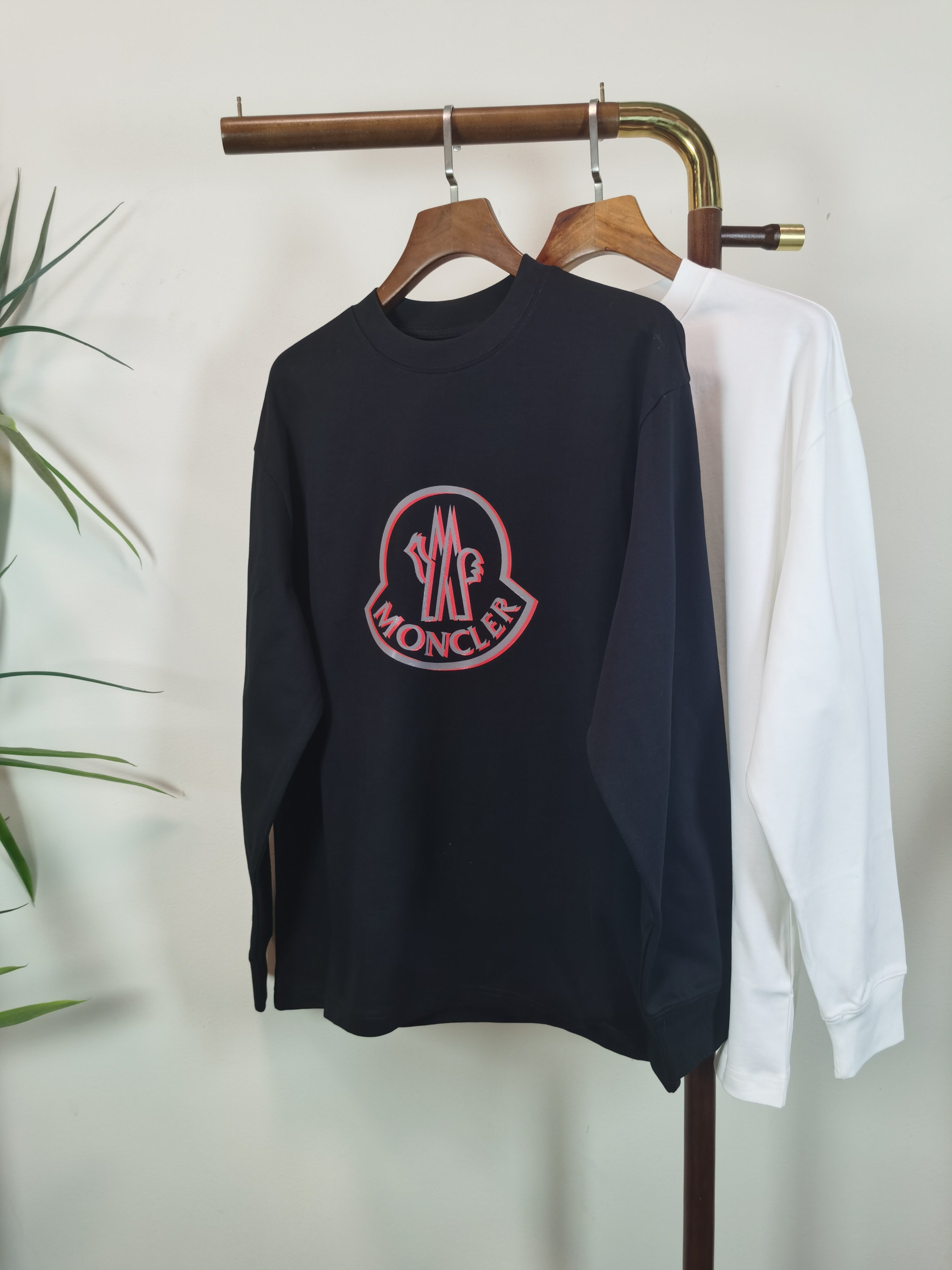 NO:598337,The new MONCLER Men's Men's round neck long-sleeved T-shirt is made of 100% cotton fabric, soft and delicate. Basic base shirts are indispensable in men's wardrobes. They can be used to match various clothing anytime and anywhere to meet your daily needs. The design of the clothes is very simple and low-key. Dear friends, hurry up and get it. Standard version Color Black White Size M-3XL, Moncler, tees, T-shirt, alexander wang19860909新款MONCLER 蒙口 独家专供新品 男士圆领长袖T恤 采用全棉面料 柔软细腻 男人的衣柜都少不了基础打底衫 随时随地都可以拿来搭配各种服饰 满足您日常生活需求 ,衣服设计非常的简洁 ,很是低调的设计 亲们赶紧入手 标准版型 颜色黑色 白色 码数M-3XL,,Moncler,tees，t-shirt,alexander wang,Men's clothing