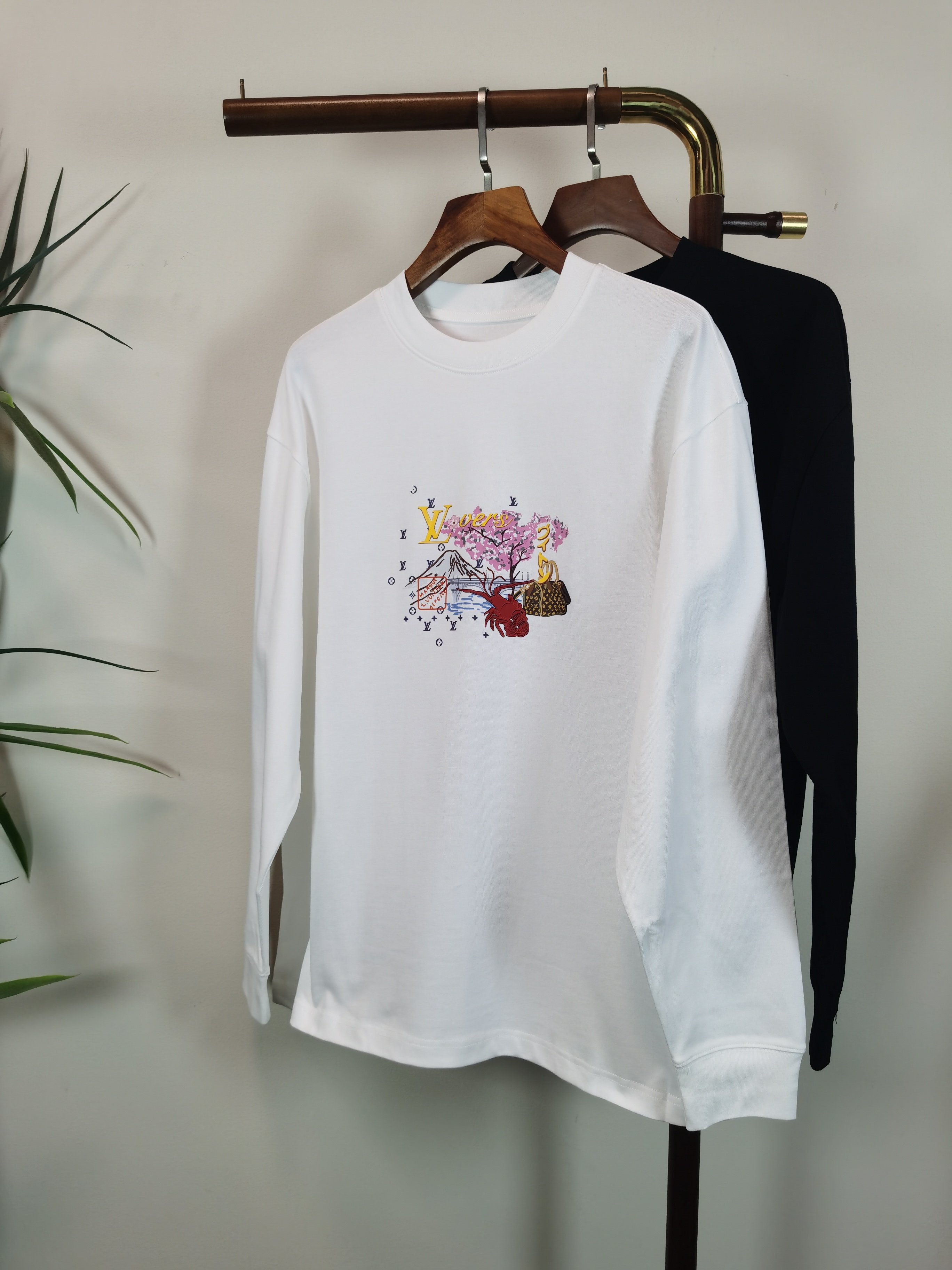 NO:598339,The new LV Louis Vuitton exclusive new product. Men's round neck long-sleeved T-shirt. Made of 100% cotton fabric. Soft and delicate. A basic base layer shirt is indispensable in men's wardrobe. It can be used to match various clothes anytime and anywhere to meet your daily needs. The design of the clothes is very simple and low-key. Dear friends, hurry up and get it. Standard version. Color black white. Size M-3XL, louis vuitton, louis vuitton, tees, t-shirt, alexander  wang19860909新款LV路易威登独家专供新品 男士圆领长袖T恤 采用全棉面料 柔软细腻 男人的衣柜都少不了基础打底衫 随时随地都可以拿来搭配各种服饰 满足您日常生活需求 ,衣服设计非常的简洁 ,很是低调的设计 亲们赶紧入手 标准版型 颜色黑色 白色 码数M-3XL,,louis vuitton,louis vuitton,tees，t-shirt,alexander wang,Men's clothing