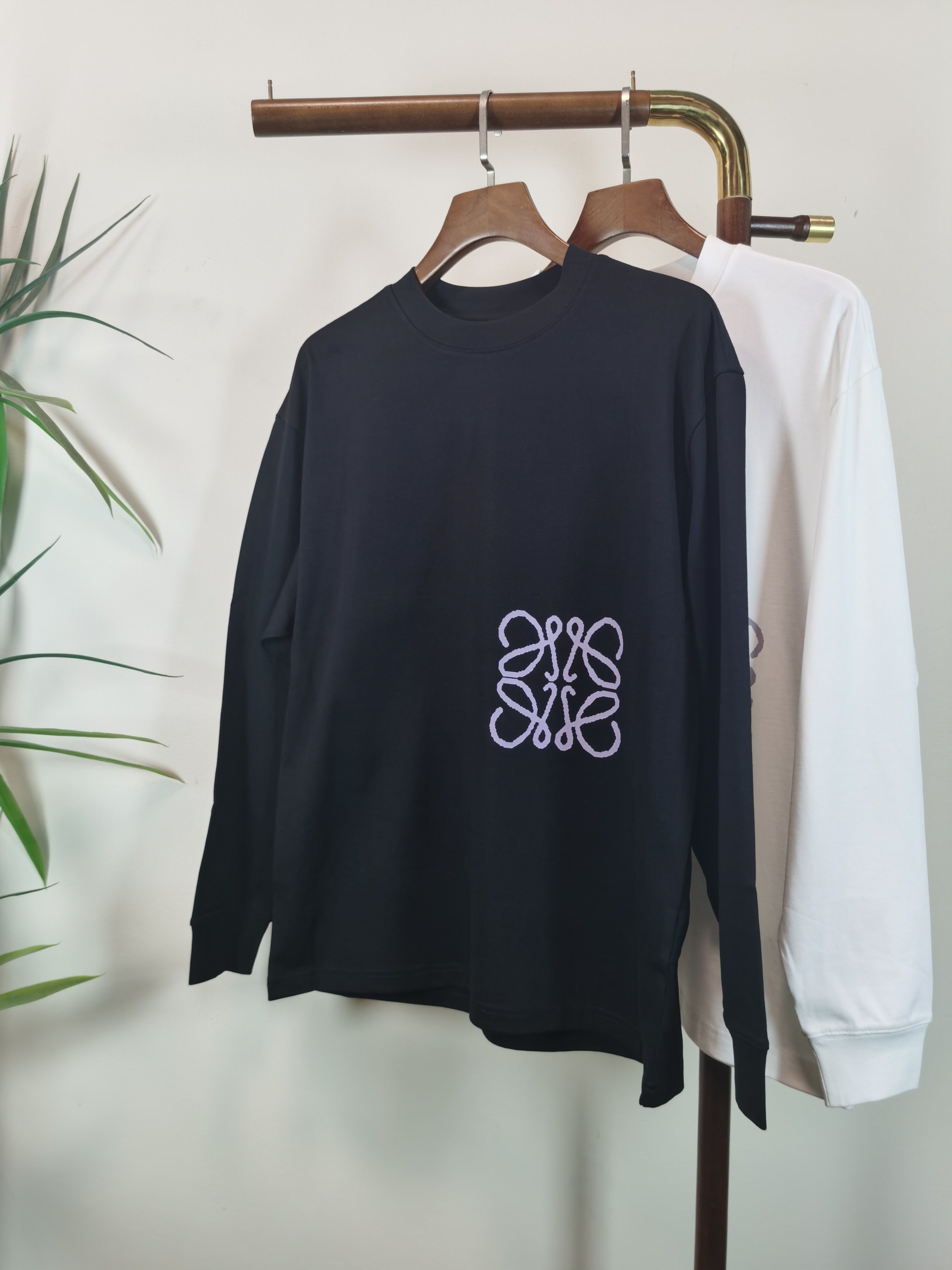 NO:598341,The new LOEWE exclusive new product. Men's round neck long-sleeved T-shirt. Made of 100% cotton fabric. Soft and delicate. A basic base layer shirt is indispensable in a man's wardrobe. It can be used to match various clothing anytime and anywhere to meet your daily needs. The design of the clothes is very simple and low-key. Dear friends, hurry up and get it. Standard version. Color: black. White. Size: M-3XL,,loewe,loewe,tees,t-shirt,alexander wang19860909新款LOEWE 罗意威独家专供新品 男士圆领长袖T恤 采用全棉面料 柔软细腻 男人的衣柜都少不了基础打底衫 随时随地都可以拿来搭配各种服饰 满足您日常生活需求 ,衣服设计非常的简洁 ,很是低调的设计 亲们赶紧入手 标准版型 颜色黑色 白色 码数M-3XL,,loewe,loewe,tees，t-shirt,alexander wang,Men's clothing