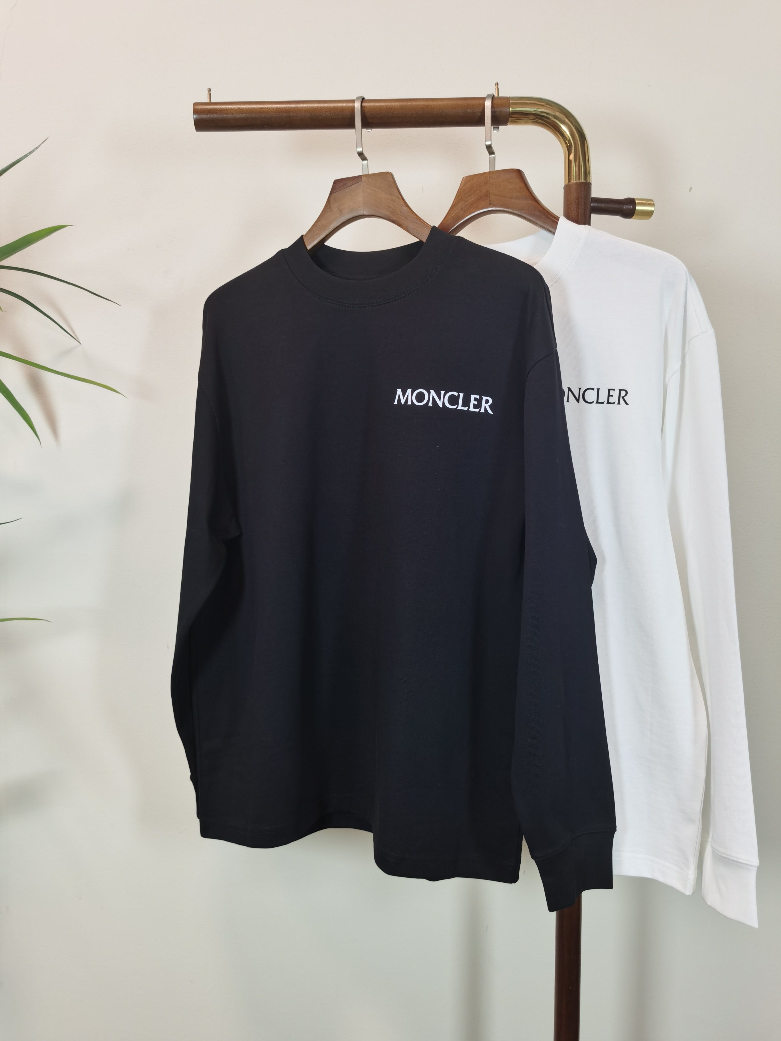 NO:598324,The new MONCLER Men's Men's round neck long-sleeved T-shirt is made of 100% cotton fabric, soft and delicate. Basic base shirts are indispensable in men's wardrobes. They can be used to match various clothing anytime and anywhere to meet your daily needs. The design of the clothes is very simple and low-key. Dear friends, hurry up and get it. Standard version Color Black White Size M-3XL, Moncler, tees, T-shirt, alexander wang19860909新款MONCLER 蒙口 独家专供新品 男士圆领长袖T恤 采用全棉面料 柔软细腻 男人的衣柜都少不了基础打底衫 随时随地都可以拿来搭配各种服饰 满足您日常生活需求 ,衣服设计非常的简洁 ,很是低调的设计 亲们赶紧入手 标准版型 颜色黑色 白色 码数M-3XL,,Moncler,tees，t-shirt,alexander wang,Men's clothing