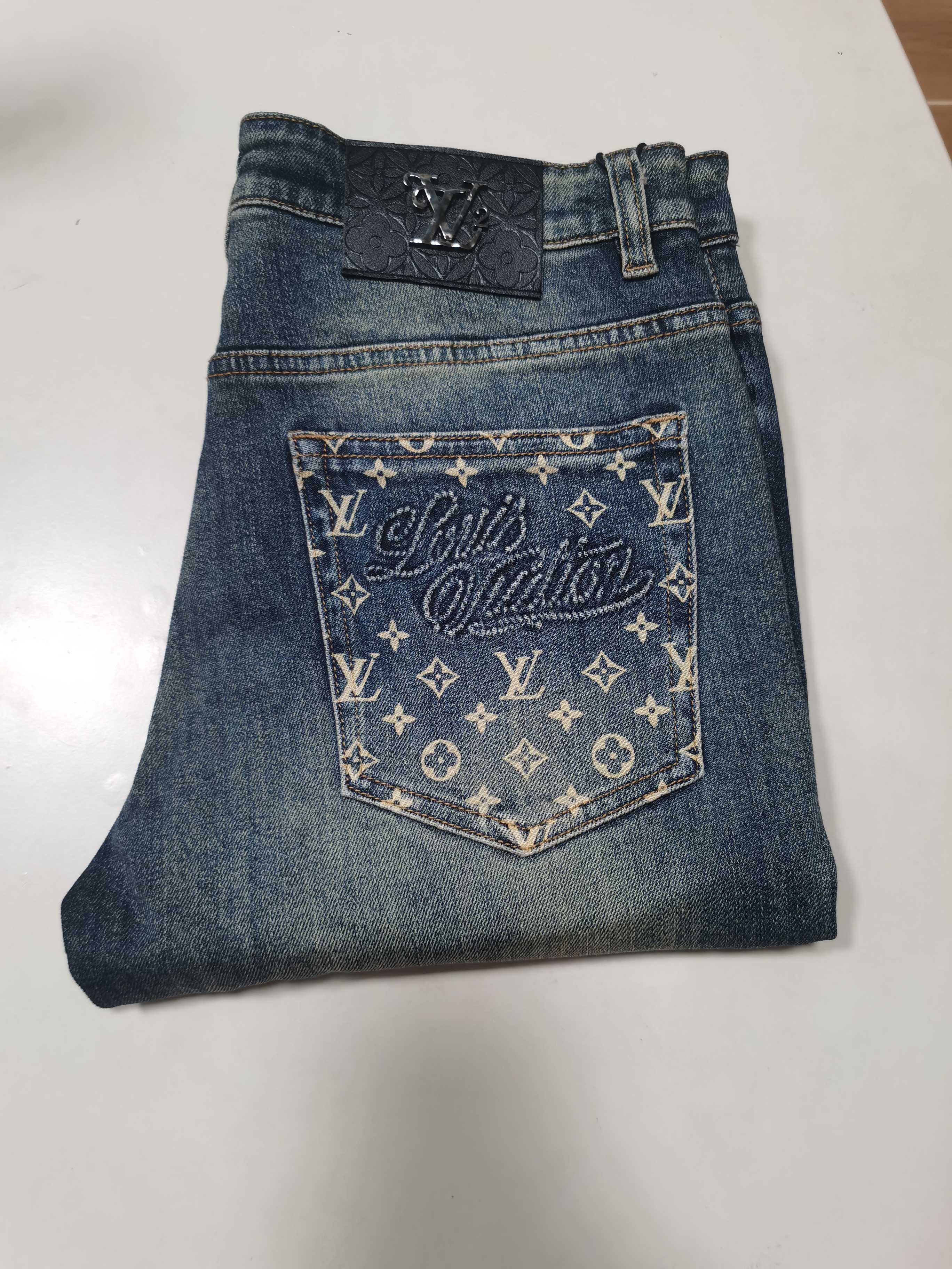 NO:600272,25 new autumn and winter jeans are available!  LV Louis Vuitton exclusively offers new jeans, high-end version!  Custom-made fabrics at the counter are highly breathable and comfortable, with impeccable details and brand element design concepts, reflecting high quality. It feels delicate and soft!  It presents a casual cut and the upper body shape is awesome!  Code number 29-40,,louis vuitton,louis vuitton,jeans,alexander wang1986090925秋冬新款牛仔裤上新！ LV 路易威登 独家专供新款 牛仔裤,高端版本！专柜定制面料 透气舒适度高,细节无可挑剔,品牌元素设计理念,体现高品质.手感细腻柔软！呈现休闲裁剪,上身版型超赞！ 码数29-40,,louis vuitton,louis vuitton,jeans,alexander wang,Men's clothing