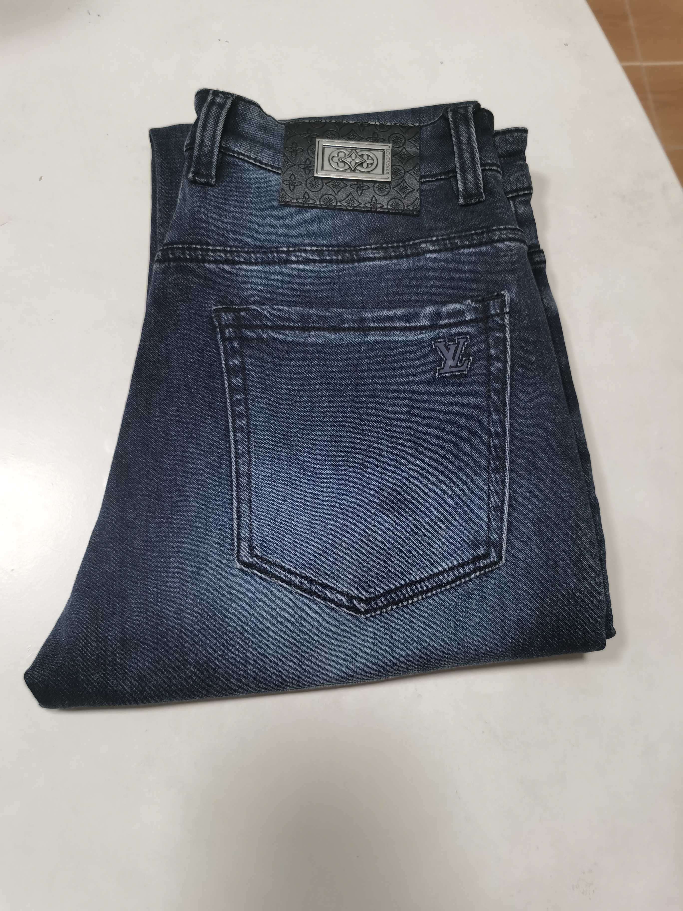 NO:600268,25 new autumn and winter jeans are available!  LV Louis Vuitton exclusively offers new jeans, high-end version!  Custom-made fabrics at the counter are highly breathable and comfortable, with impeccable details and brand element design concepts, reflecting high quality. It feels delicate and soft!  It presents a casual cut and the upper body shape is awesome!  Code number 29-40,,louis vuitton,louis vuitton,jeans,alexander wang1986090925秋冬新款牛仔裤上新！ LV 路易威登 独家专供新款 牛仔裤,高端版本！专柜定制面料 透气舒适度高,细节无可挑剔,品牌元素设计理念,体现高品质.手感细腻柔软！呈现休闲裁剪,上身版型超赞！ 码数29-40,,louis vuitton,louis vuitton,jeans,alexander wang,Men's clothing