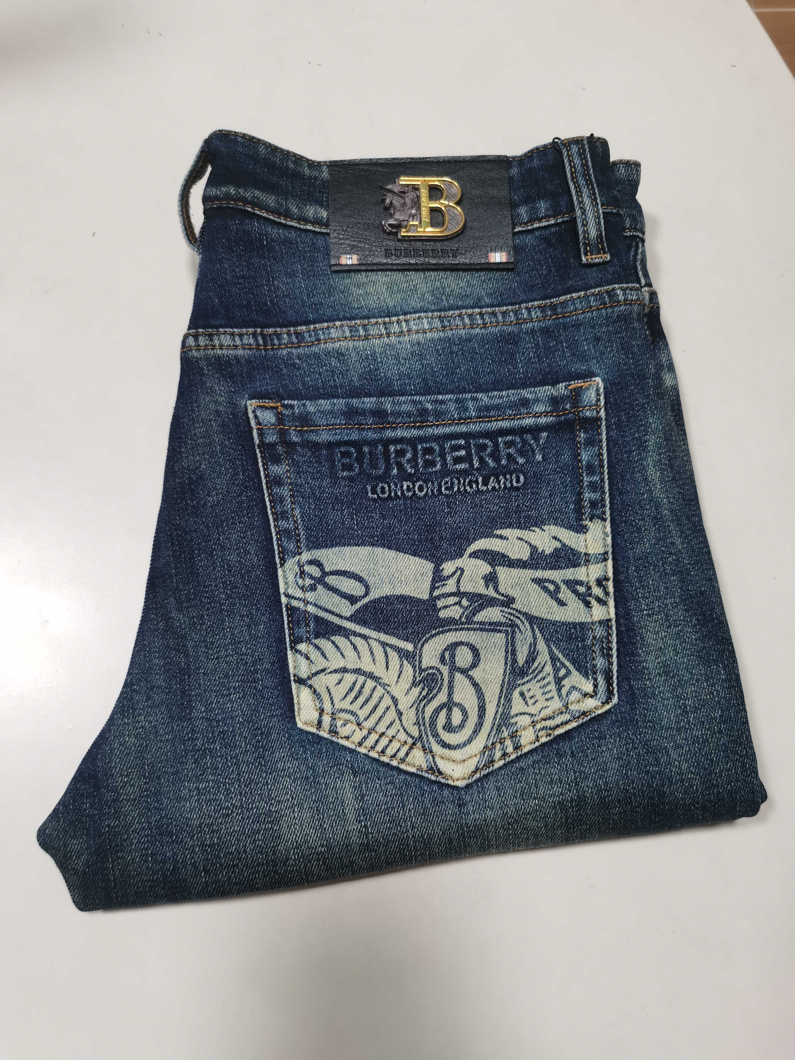 NO:598361,25 new autumn and winter jeans are available!  BURBERRY exclusively offers new jeans, high-end version!  Custom-made fabrics at the counter are highly breathable and comfortable, with impeccable details and brand element design concepts, reflecting high quality. It feels delicate and soft!  It presents a casual cut and the upper body shape is awesome!  Code number 29-40,,burberry,burberry,jeans,alexander wang1986090925秋冬新款牛仔裤上新！ BURBERRY巴宝莉 独家专供新款 牛仔裤,高端版本！专柜定制面料 透气舒适度高,细节无可挑剔,品牌元素设计理念,体现高品质.手感细腻柔软！呈现休闲裁剪,上身版型超赞！ 码数29-40,,burberry,burberry,jeans,alexander wang,Men's clothing