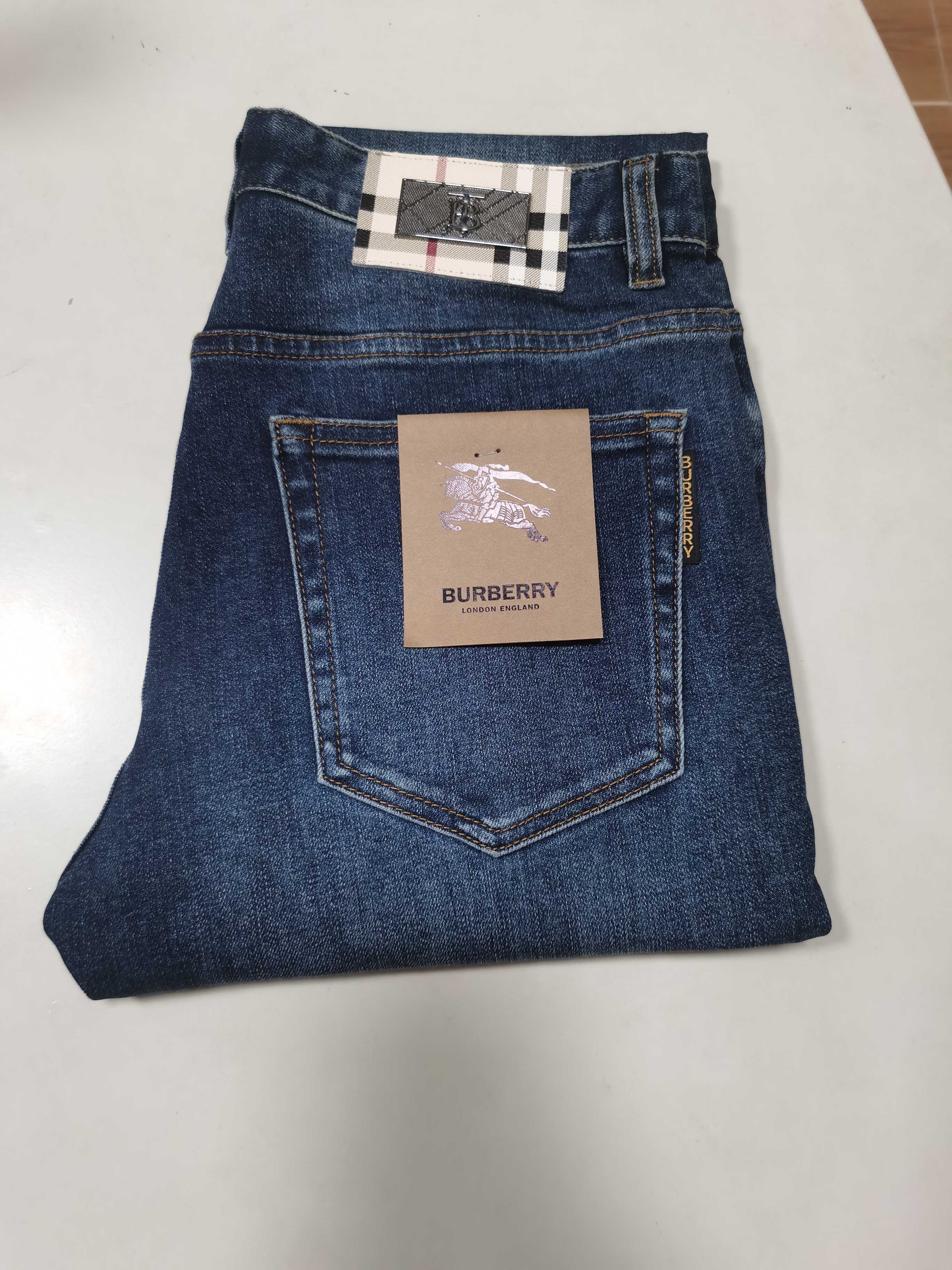 NO:645496,25 new autumn and winter jeans are available!  BURBERRY exclusively offers new jeans, high-end versions!  Custom-made fabrics at the counter are highly breathable and comfortable, with impeccable details and brand element design concepts, reflecting high quality. It feels delicate and soft!  It presents a casual cut and the upper body shape is awesome!  Code number 29-40,,burberry,burberry,jeans,alexander wang1986090925秋冬新款牛仔裤上新！ BURBERRY巴宝莉 独家专供新款 牛仔裤,高端版本！专柜定制面料 透气舒适度高,细节无可挑剔,品牌元素设计理念,体现高品质.手感细腻柔软！呈现休闲裁剪,上身版型超赞！ 码数29-40,,burberry,burberry,jeans,alexander wang,Men's clothing