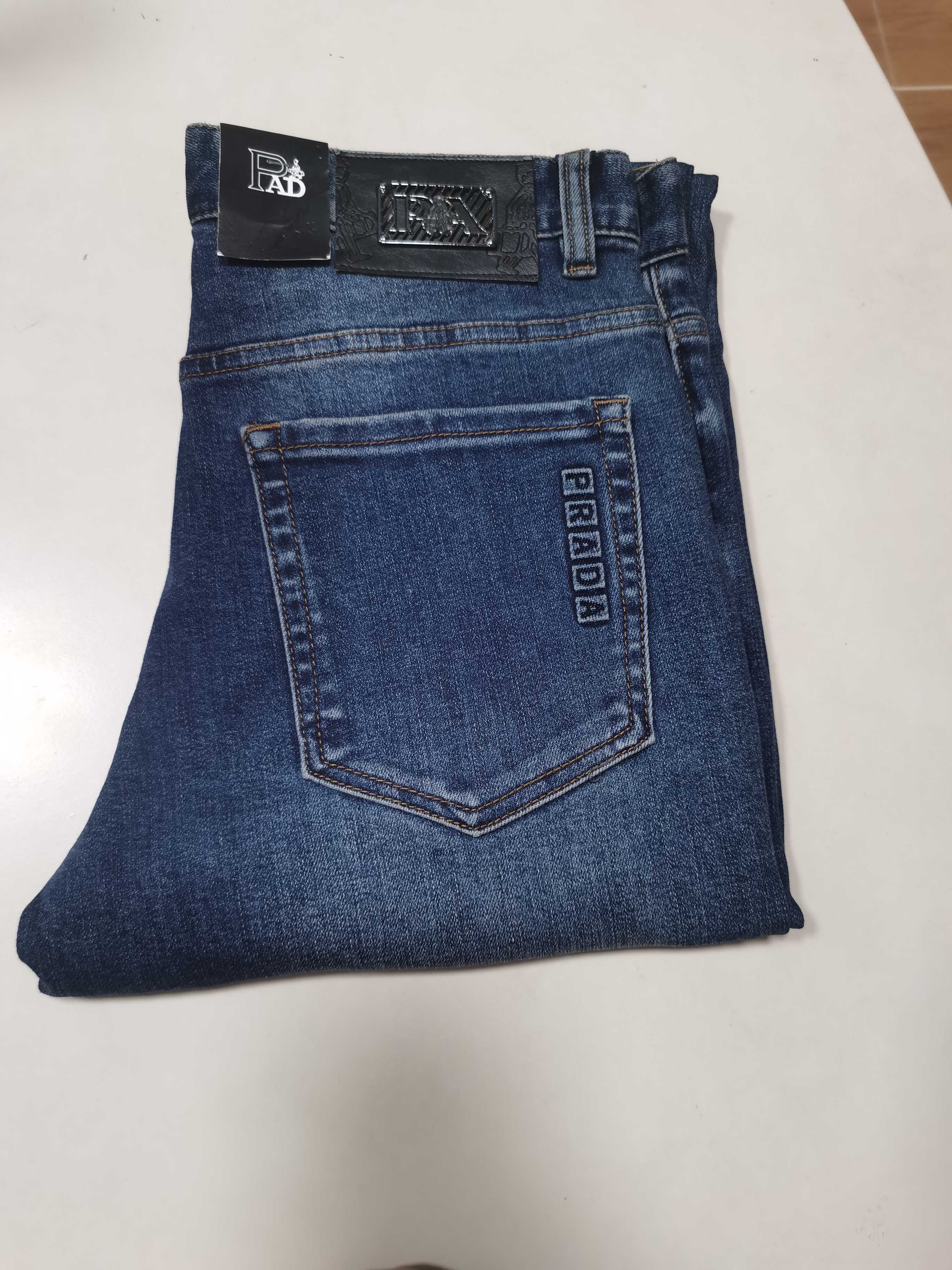 NO:598358,25 new autumn and winter jeans are available!  PRADA Exclusively offers new jeans, high-end version!  Custom-made fabrics at the counter are highly breathable and comfortable, with impeccable details and brand element design concepts, reflecting high quality. It feels delicate and soft!  It presents a casual cut and the upper body shape is awesome!  Code number 29-40,,prada,prada,jeans,alexander wang1986090925秋冬新款牛仔裤上新！ PRADA普拉达 独家专供新款 牛仔裤,高端版本！专柜定制面料 透气舒适度高,细节无可挑剔,品牌元素设计理念,体现高品质.手感细腻柔软！呈现休闲裁剪,上身版型超赞！ 码数29-40,,prada,prada,jeans,alexander wang,Men's clothing