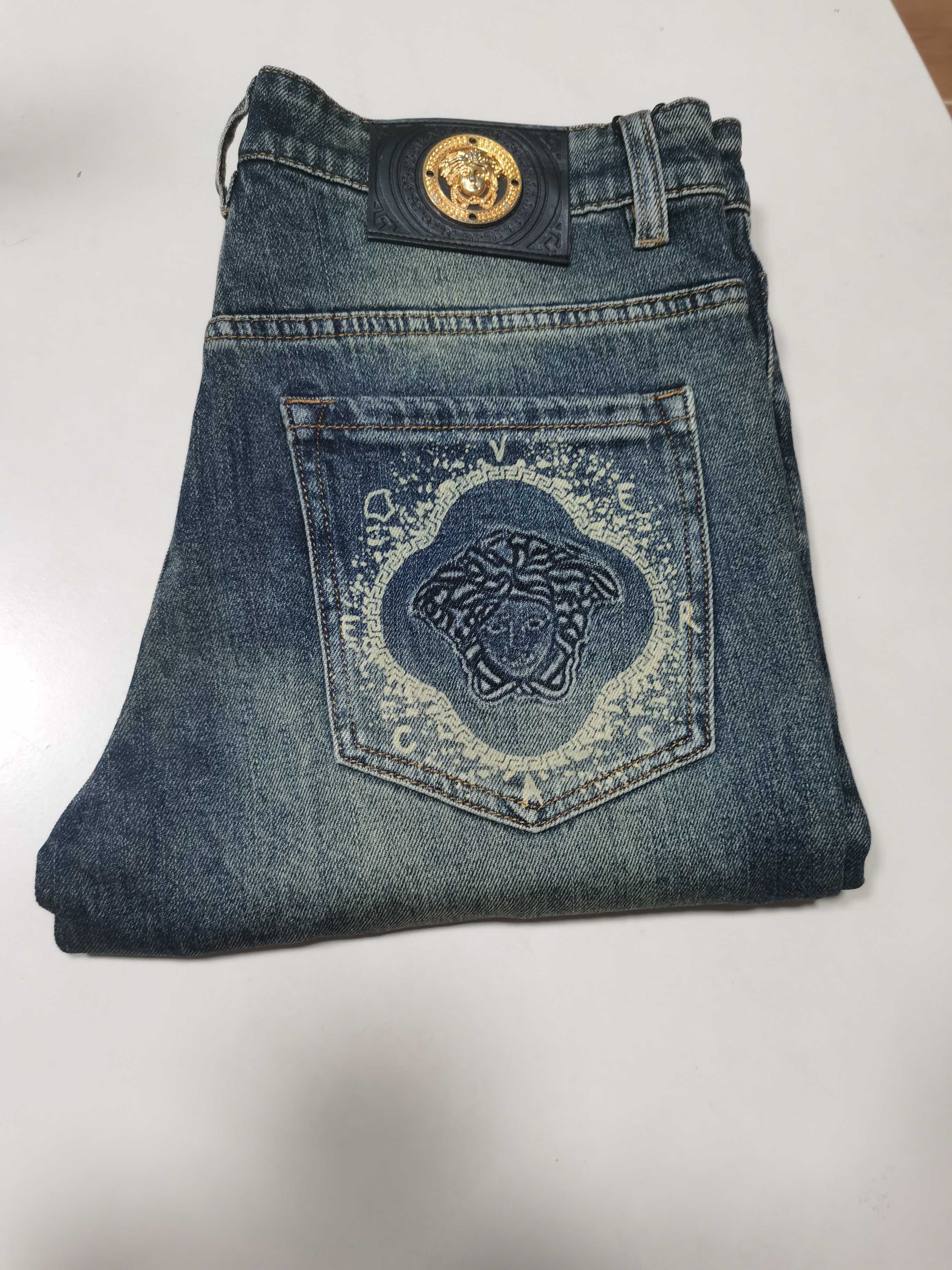 NO:598355,25 new autumn and winter jeans are available!  Versace versace exclusively offers new jeans, high-end version!  Custom-made fabrics at the counter are highly breathable and comfortable, with impeccable details and brand element design concepts, reflecting high quality. It feels delicate and soft!  It presents a casual cut and the upper body shape is awesome!  Code number 29-40,,versace,versace,jeans,alexander wang1986090925秋冬新款牛仔裤上新！ 范思哲 versace 独家专供新款 牛仔裤,高端版本！专柜定制面料 透气舒适度高,细节无可挑剔,品牌元素设计理念,体现高品质.手感细腻柔软！呈现休闲裁剪,上身版型超赞！ 码数29-40,,versace,versace,jeans,alexander wang,Men's clothing