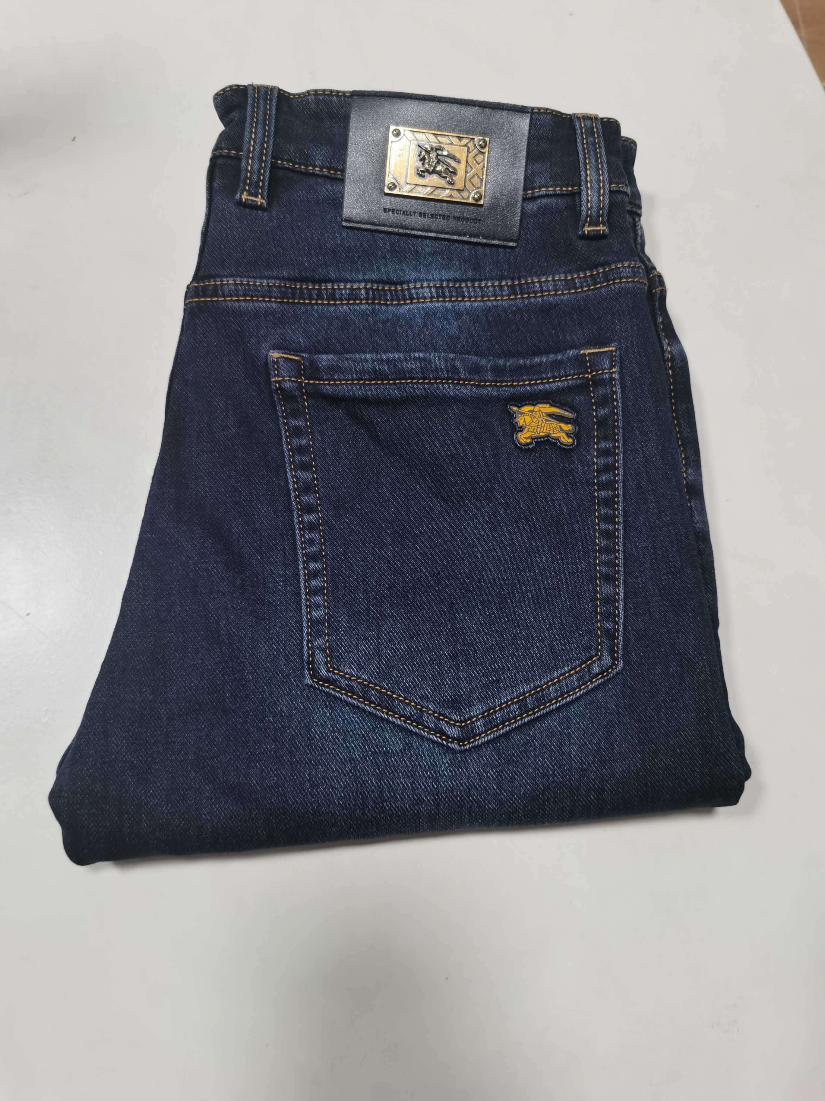 NO:598352,25 new autumn and winter jeans are available!  BURBERRY exclusive new jeans, high-end version!  Custom-made fabrics at the counter are highly breathable and comfortable, with impeccable details and brand element design concepts, reflecting high quality. It feels delicate and soft!  It presents a casual cut and the upper body shape is awesome!  Code number 29-40,,burberry,burberry,jeans,alexander wang1986090925秋冬新款牛仔裤上新！ BURBERRY 巴宝莉 独家专供新款 牛仔裤,高端版本！专柜定制面料 透气舒适度高,细节无可挑剔,品牌元素设计理念,体现高品质.手感细腻柔软！呈现休闲裁剪,上身版型超赞！ 码数29-40,,burberry,burberry,jeans,alexander wang,Men's clothing