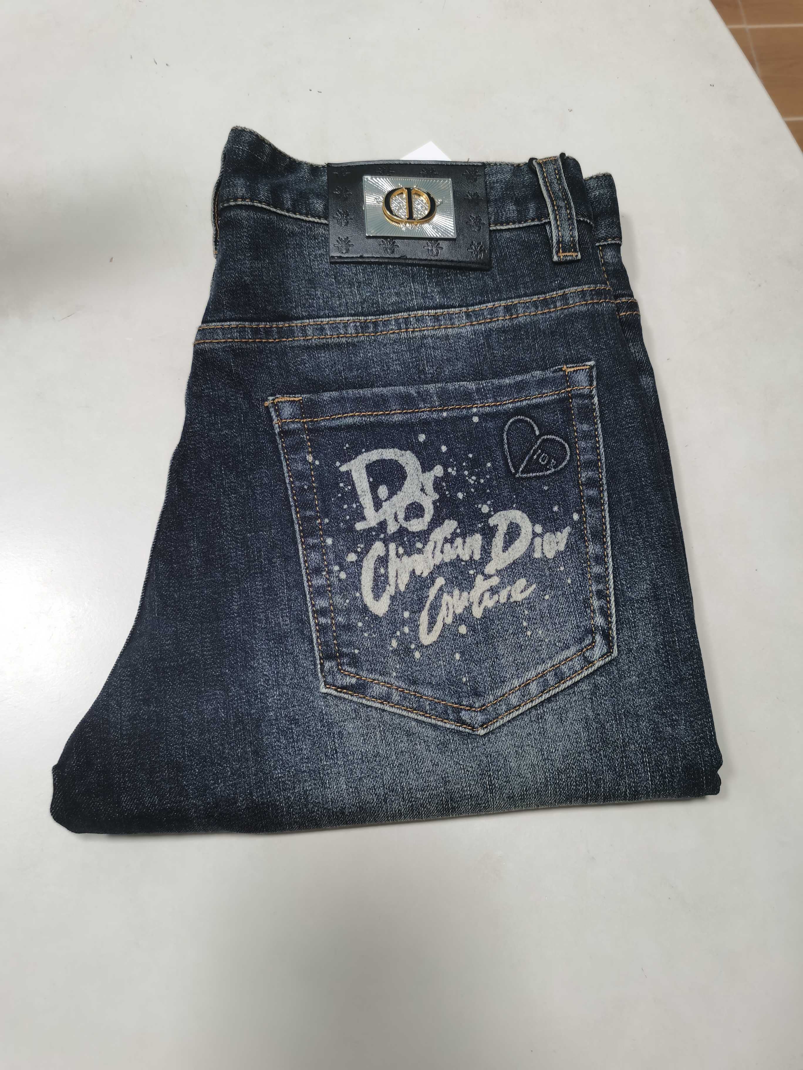 NO:598349,25 new autumn and winter jeans are available!  DIOR Dior exclusive new jeans, high-end version!  Custom-made fabrics at the counter are highly breathable and comfortable, with impeccable details and brand element design concepts, reflecting high quality. It feels delicate and soft!  It presents a casual cut and the upper body shape is awesome!  Code number 29-40,,dior,dior,jeans,alexander wang1986090925秋冬新款牛仔裤上新！ DIOR 迪奥 独家专供新款 牛仔裤,高端版本！专柜定制面料 透气舒适度高,细节无可挑剔,品牌元素设计理念,体现高品质.手感细腻柔软！呈现休闲裁剪,上身版型超赞！ 码数29-40,,dior,dior,jeans,alexander wang,Men's clothing