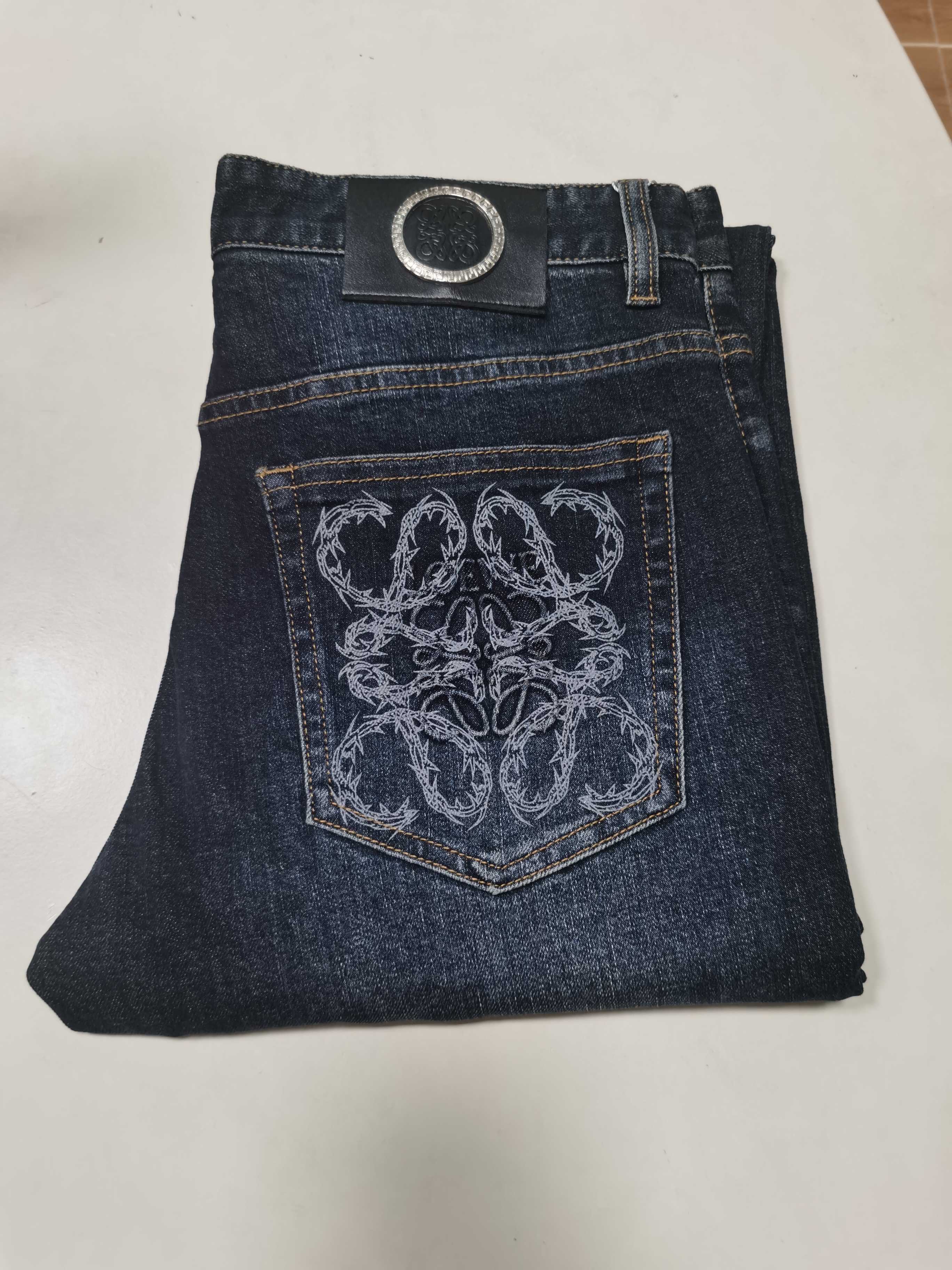 NO:598346,25 new autumn and winter jeans are available!  LOEWE exclusively supplies new jeans, high-end version!  Custom-made fabrics at the counter are highly breathable and comfortable, with impeccable details and brand element design concepts, reflecting high quality. It feels delicate and soft!  It presents a casual cut and the upper body shape is awesome!  Code number 29-40,,loewe,loewe,jeans,alexander wang1986090925秋冬新款牛仔裤上新！ LOEWE 罗意威 独家专供新款 牛仔裤,高端版本！专柜定制面料 透气舒适度高,细节无可挑剔,品牌元素设计理念,体现高品质.手感细腻柔软！呈现休闲裁剪,上身版型超赞！ 码数29-40,,loewe,loewe,jeans,alexander wang,Men's clothing