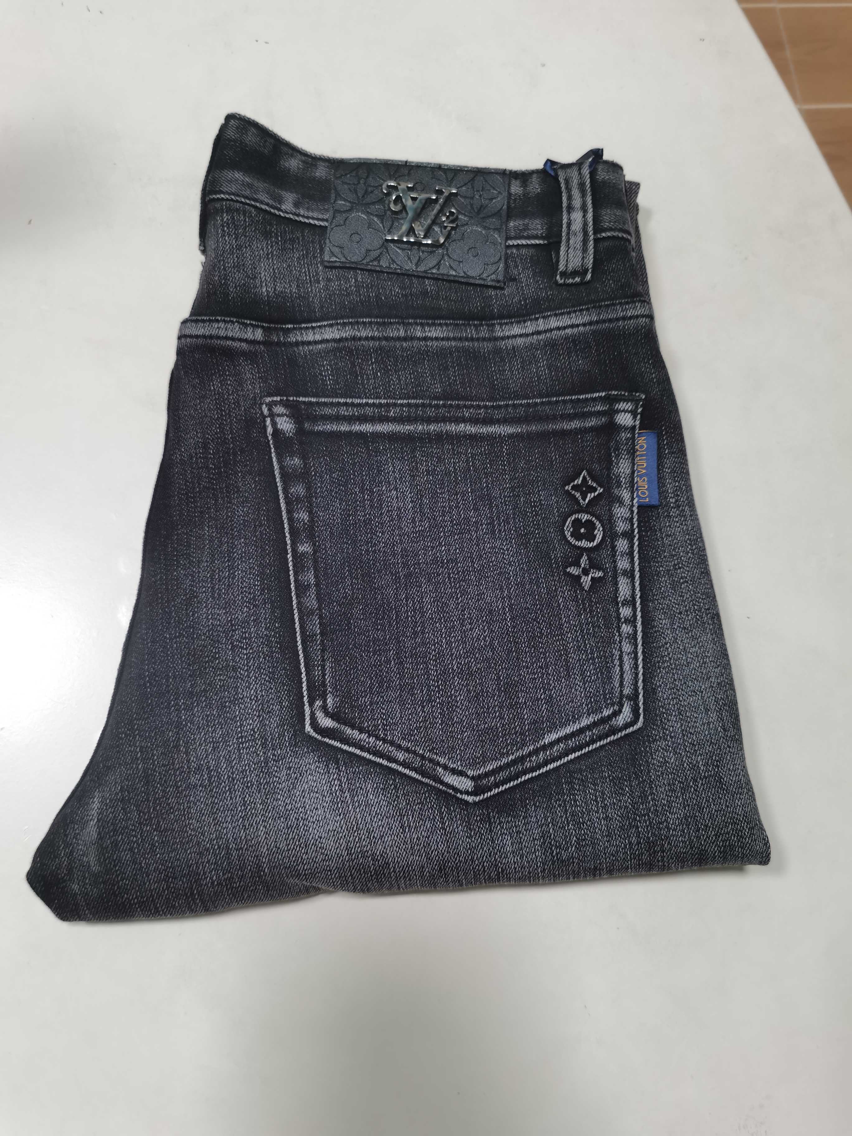 NO:598343,25 new autumn and winter jeans are available!  LV Louis Vuitton exclusively offers new jeans, high-end version!  Custom-made fabrics at the counter are highly breathable and comfortable, with impeccable details and brand element design concepts, reflecting high quality. It feels delicate and soft!  It presents a casual cut and the upper body shape is awesome!  Code number 29-40,,louis vuitton,louis vuitton,jeans,alexander wang1986090925秋冬新款牛仔裤上新！ LV 路易威登 独家专供新款 牛仔裤,高端版本！专柜定制面料 透气舒适度高,细节无可挑剔,品牌元素设计理念,体现高品质.手感细腻柔软！呈现休闲裁剪,上身版型超赞！ 码数29-40,,louis vuitton,louis vuitton,jeans,alexander wang,Men's clothing