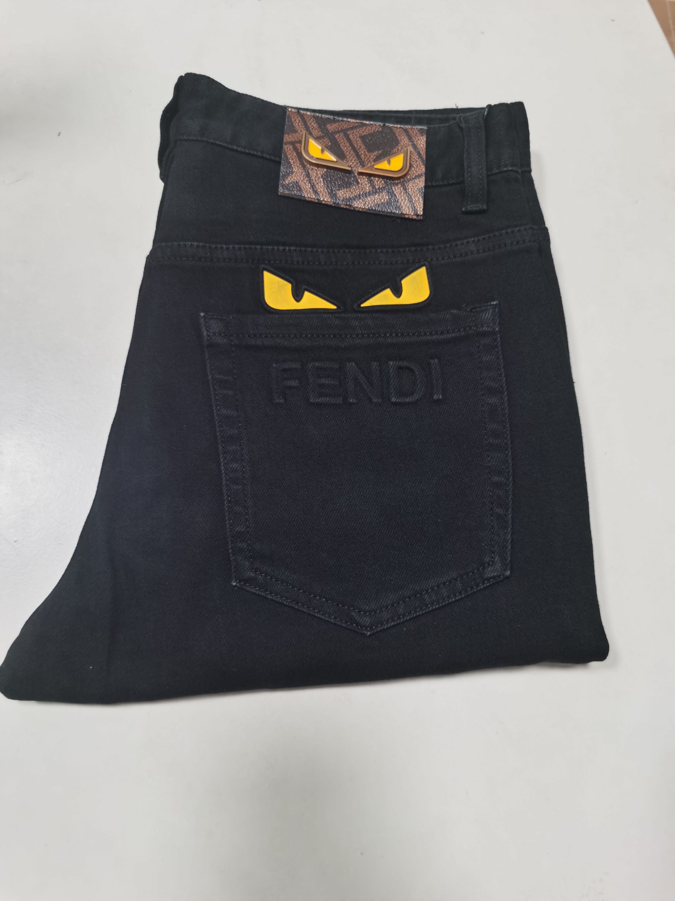 NO:598342,25 new autumn and winter jeans are available!  FENDI Fendi exclusive new jeans, high-end version!  Custom-made fabrics at the counter are highly breathable and comfortable, with impeccable details and brand element design concepts, reflecting high quality. It feels delicate and soft!  It presents a casual cut and the upper body shape is awesome!  Code number 29-40,,fendi,fendi,jeans,alexander wang1986090925秋冬新款牛仔裤上新！ FENDI 芬迪 独家专供新款 牛仔裤,高端版本！专柜定制面料 透气舒适度高,细节无可挑剔,品牌元素设计理念,体现高品质.手感细腻柔软！呈现休闲裁剪,上身版型超赞！ 码数29-40,,fendi,fendi,jeans,alexander wang,Men's clothing