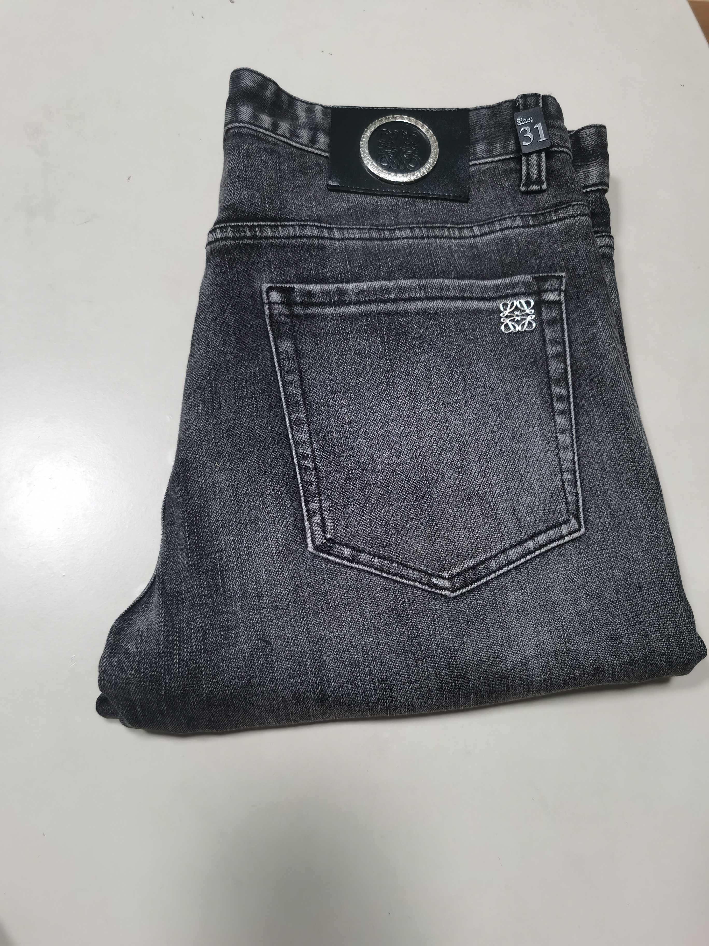 NO:614224,25 new autumn and winter jeans are available!  LOEWE exclusively supplies new jeans, high-end version!  Custom-made fabrics at the counter are highly breathable and comfortable, with impeccable details and brand element design concepts, reflecting high quality. It feels delicate and soft!  It presents a casual cut and the upper body shape is awesome!  Code number 29-42,,loewe,loewe,jeans,alexander wang1986090925秋冬新款牛仔裤上新！ LOEWE罗意威 独家专供新款 牛仔裤,高端版本！专柜定制面料 透气舒适度高,细节无可挑剔,品牌元素设计理念,体现高品质.手感细腻柔软！呈现休闲裁剪,上身版型超赞！ 码数29-42,,loewe,loewe,jeans,alexander wang,Men's clothing